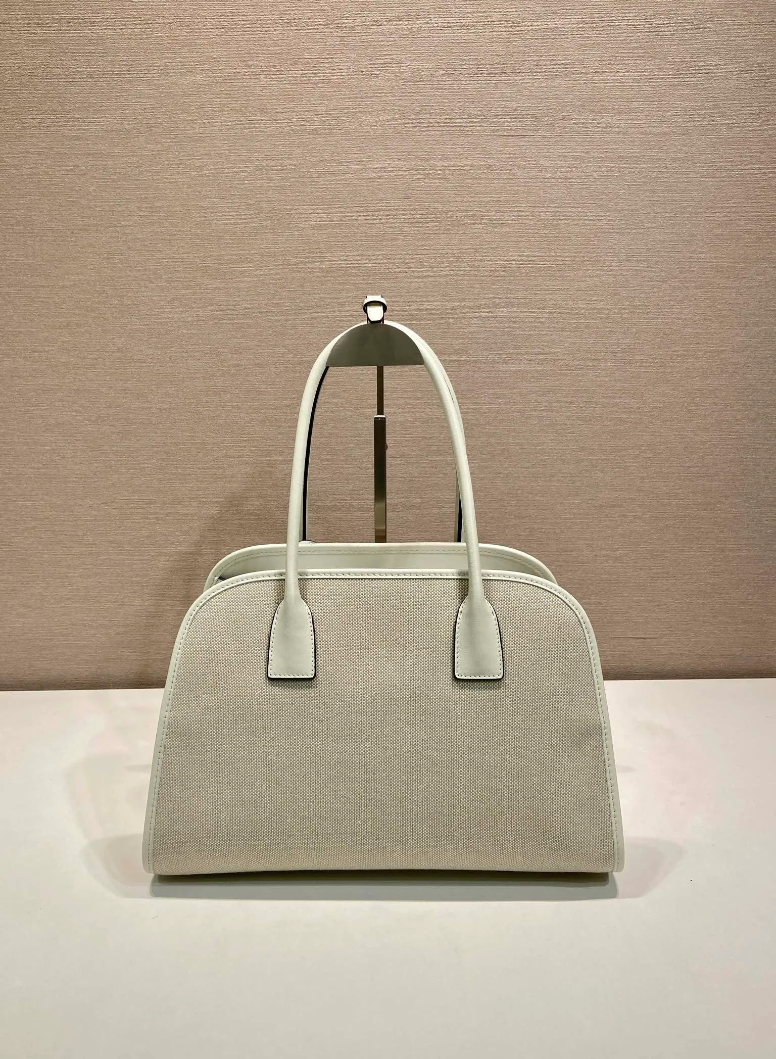 💰1520🎉New Tote Bag🎉1BG572🎉🎉 This bag combines the versatile style and light texture of cowhide and linen blended fabrics, creating an Oversize silhouette and cleverly interpreting duality. Practical functions, exquisite design, and exquisite details highlight the excellent craftsmanship of the P family. The capacity is large and the upper body is very fashionable. Baby, hurry up and get it. Length 35x height 22.5x base 18cm🎉🎉🎉💰💰💰
