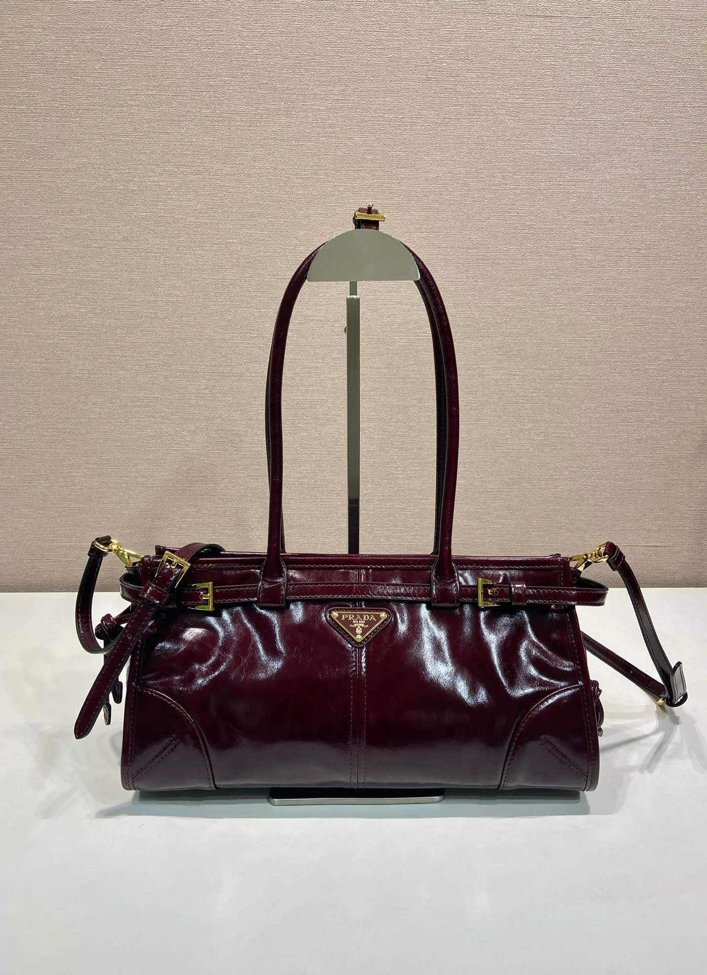 💰1840🎉LusSolf oil wax leather🎉1BA426 small new color🎉🎉 This hand-held crossbody bag is made of imported waxed leather. Its shiny color exudes a classic atmosphere. It is equipped with a detachable and adjustable long shoulder strap, which is convenient for matching on different occasions. It has a very large capacity and is easy to use. It is definitely a must-have for fashionistas. Hurry up and take this retro-style handbag home! Length 32x Height 15.5x Bottom 12cm🎉🎉🎉👏👏👏