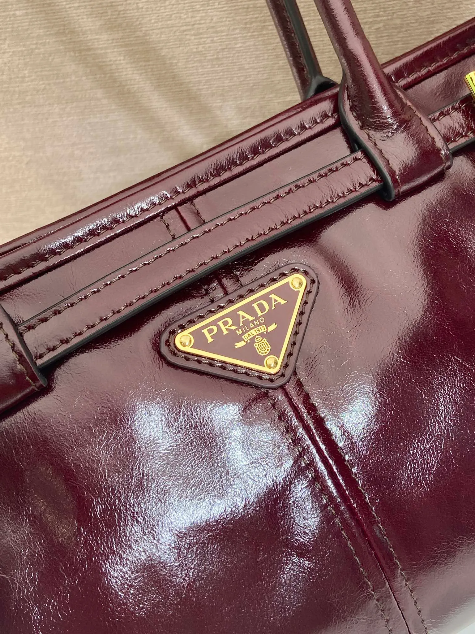 💰1840🎉LusSolf oil wax leather🎉1BA426 small new color🎉🎉 This hand-held crossbody bag is made of imported waxed leather. Its shiny color exudes a classic atmosphere. It is equipped with a detachable and adjustable long shoulder strap, which is convenient for matching on different occasions. It has a very large capacity and is easy to use. It is definitely a must-have for fashionistas. Hurry up and take this retro-style handbag home! Length 32x Height 15.5x Bottom 12cm🎉🎉🎉👏👏👏