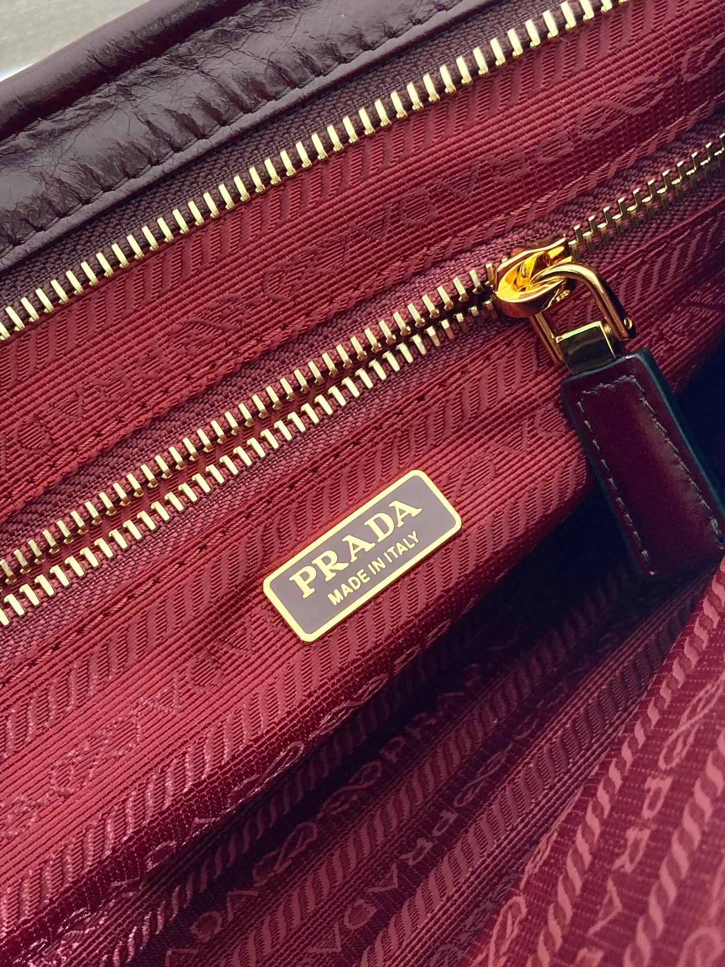 💰1840🎉LusSolf oil wax leather🎉1BA426 small new color🎉🎉 This hand-held crossbody bag is made of imported waxed leather. Its shiny color exudes a classic atmosphere. It is equipped with a detachable and adjustable long shoulder strap, which is convenient for matching on different occasions. It has a very large capacity and is easy to use. It is definitely a must-have for fashionistas. Hurry up and take this retro-style handbag home! Length 32x Height 15.5x Bottom 12cm🎉🎉🎉👏👏👏