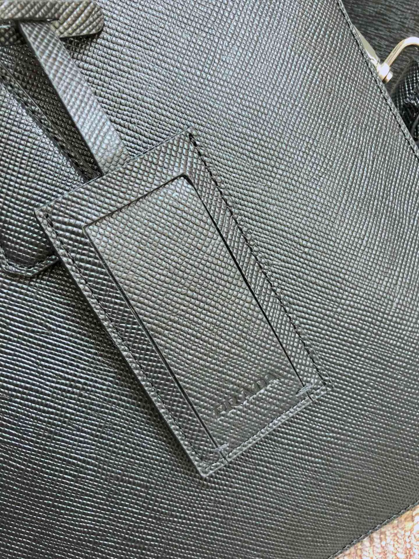 💰2040🎊Exclusive first launch🎊, new model 🆕2VE008B has arrived👏🏻👏🏻, black, top-grade original product, using imported thick cross Textured cowhide, top brushed hardware 👍👍Simple and elegant, worthy of men💼💼, size 40cm×29cm×6cm, 💪💪💪