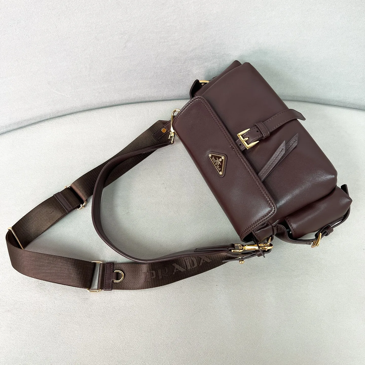 💰1700✨New product launch✨2025 new hot model ExploreNappa leather messenger bag medium size 1BD394, super versatile, good-looking and fashionable people must buy it! Not only practical, lightweight, but also good-looking, with super large capacity. Triangle brand signature + imported Nappa leather. Lightweight and practical design combines sports and versatile elements. Equipped with two detachable and adjustable webbing straps. The fluffy and soft shape goes well with clothes. The multi-pocket design meets the functional needs of traveling and commuting. It is simply great👏... Unisex style for both men and women🉑️ Size: 30*14*10cm