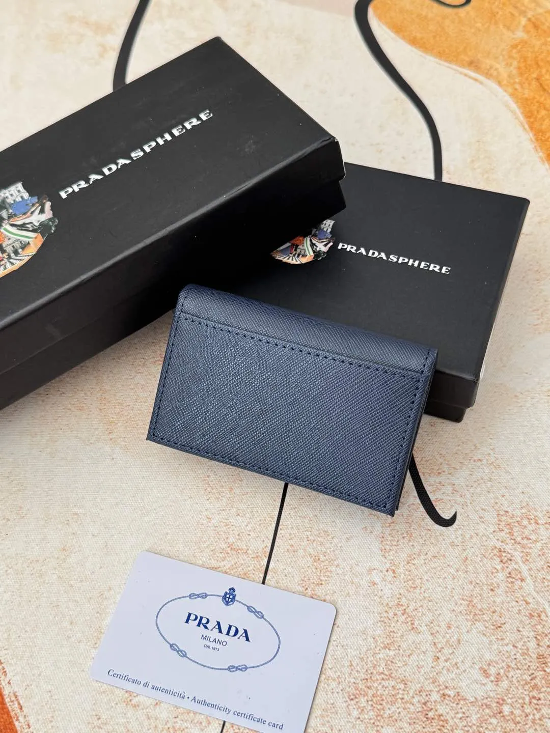 💰120💰PRADA’s popular men’s card holder counter new style, official website synchronization, genuine development, model 2MC122#. Color/Blue As shown in the picture, real shot 💋Cross-grain cowhide texture is excellent, threaded lining, hardware accessories! Exquisite wiring, even and neat lines, smooth oil edges, size: 11cm long, 6.5cm high
