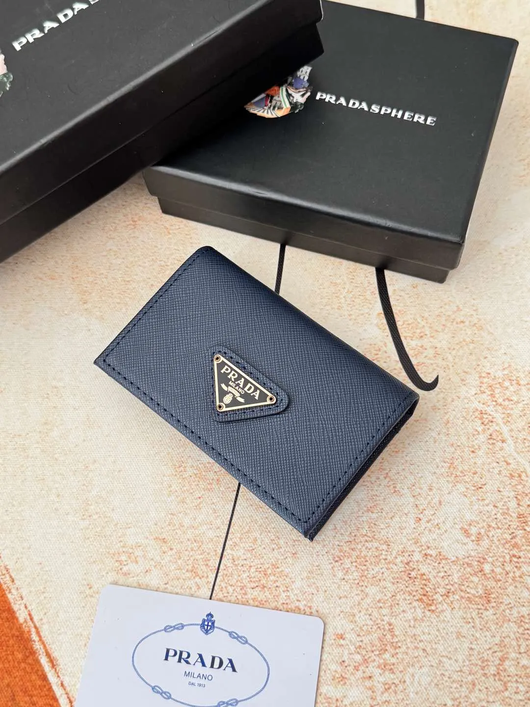 💰120💰PRADA’s popular men’s card holder counter new style, official website synchronization, genuine development, model 2MC122#. Color/Blue As shown in the picture, real shot 💋Cross-grain cowhide texture is excellent, threaded lining, hardware accessories! Exquisite wiring, even and neat lines, smooth oil edges, size: 11cm long, 6.5cm high
