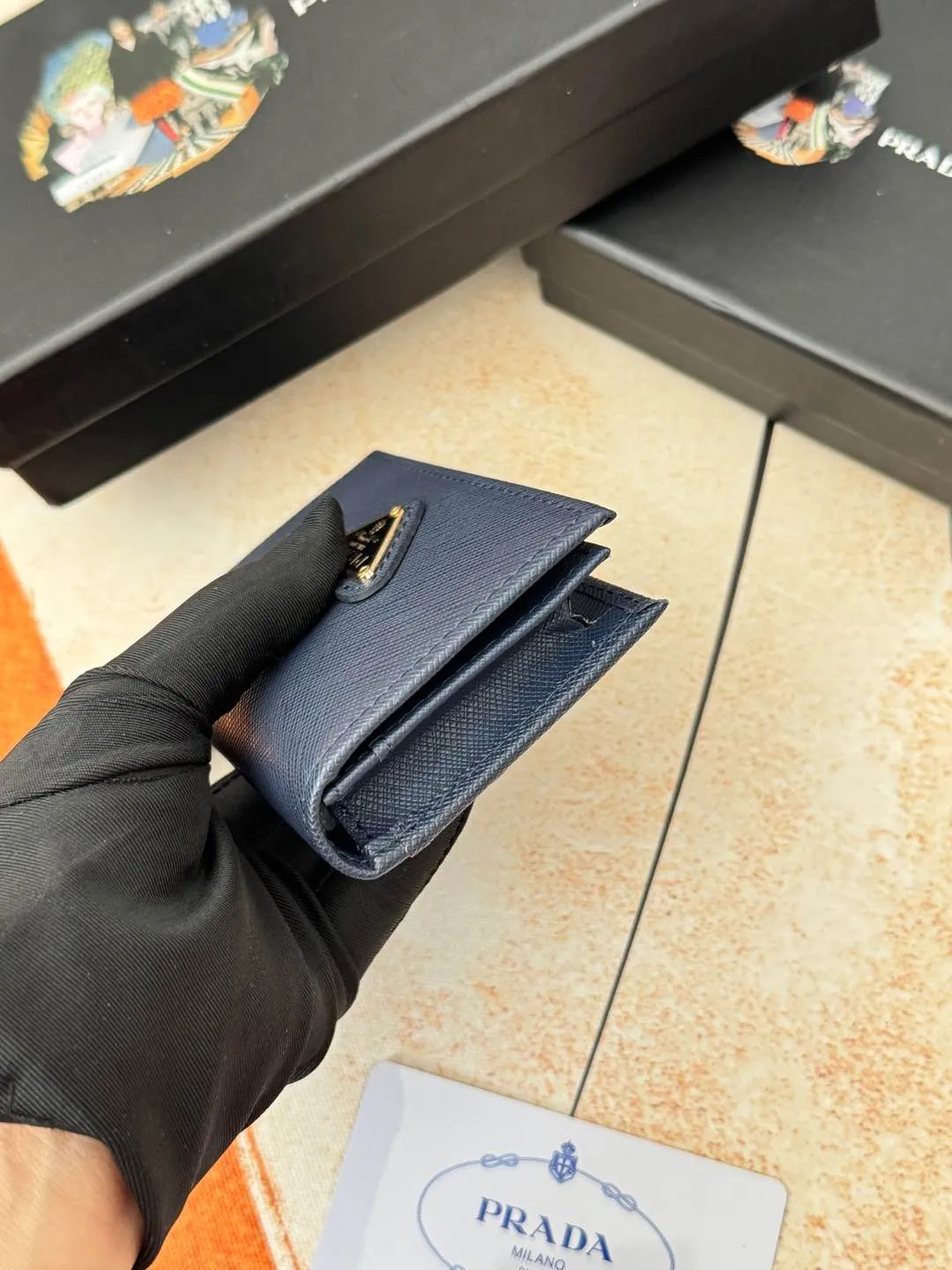 💰120💰PRADA’s popular men’s card holder counter new style, official website synchronization, genuine development, model 2MC122#. Color/Blue As shown in the picture, real shot 💋Cross-grain cowhide texture is excellent, threaded lining, hardware accessories! Exquisite wiring, even and neat lines, smooth oil edges, size: 11cm long, 6.5cm high
