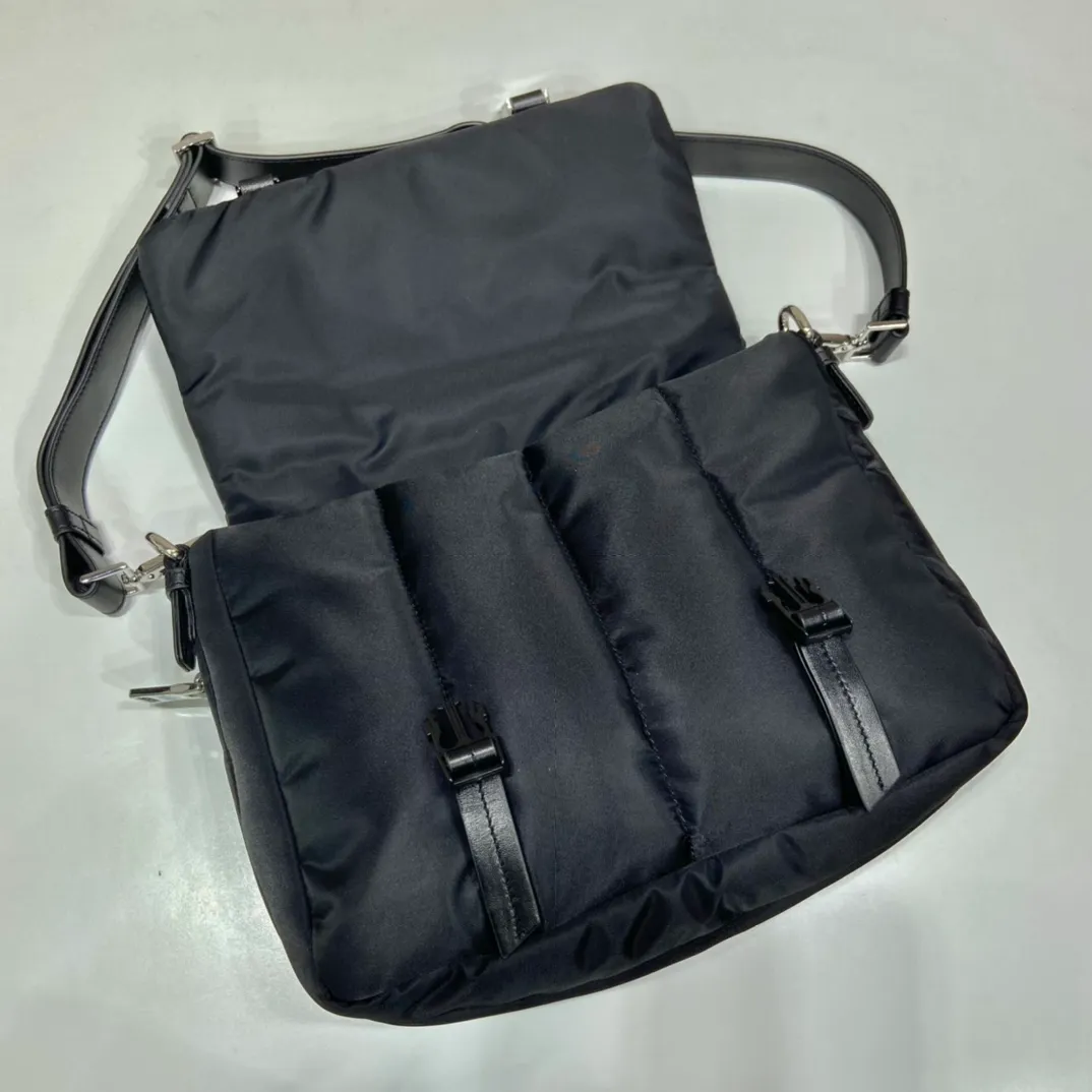 💰1320🎉Second-hand messenger bag🎉1BH618🎉🎉 This second-hand messenger bag is made of premium nylon fabric and top-grade hardware. It is low-key, luxurious and versatile. It is equipped with a detachable calfskin long shoulder strap. The bottom is designed with pull-on shrinkage. It’s perfect😘Unisex model, simple and elegant, and a timeless style that will never go out of style🎉🎉If you like babies, hurry up and get it🎉🎉 Length 27x Height 23x Bottom 10/Open 13cm🎉🎉🎉👏👏👏
