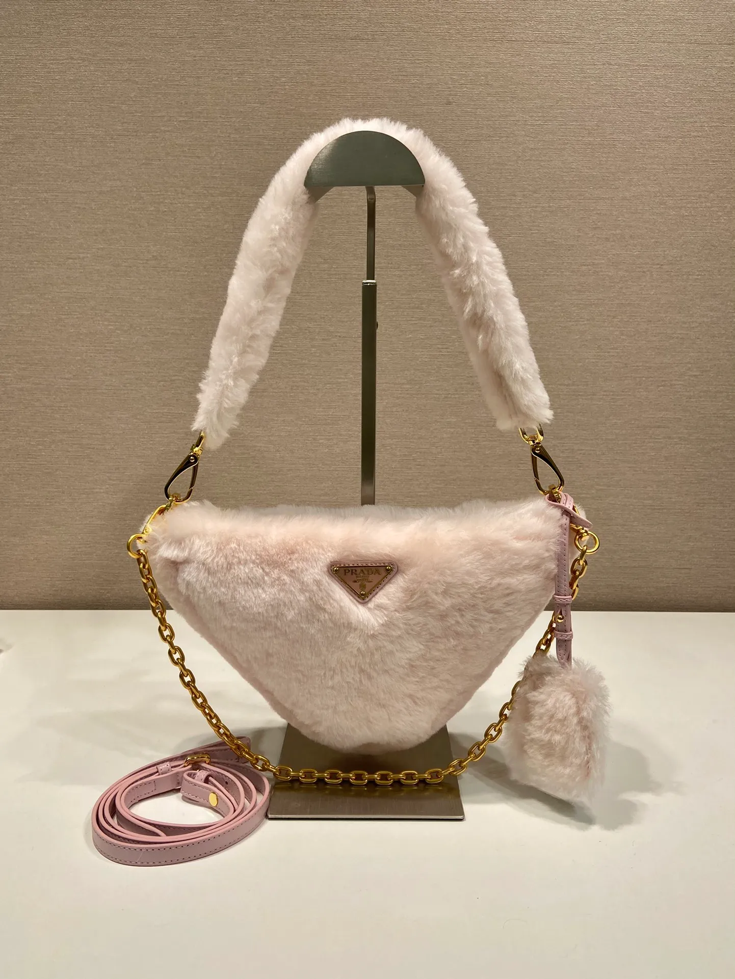 💰1500🎉Triangular fur bag🎉1NQ044 new goat hair🎉🎉 This triangular fur bag is made of imported goat hair and equipped with a detachable fur shoulder strap and chain. When the armpit bag is more sexy, it is also equipped with a detachable long shoulder strap. Babies who like sportsexy can carry it cross-body to continue to create a concave shape easily. It is highly functional. What I love most is that there is a small pendant hanging on the shoulder strap. So beautiful🎉🎉 A must-have in winter, I love it for babies. Get it now. Length 28x Height 16x Bottom 7cm🎉🎉🎉