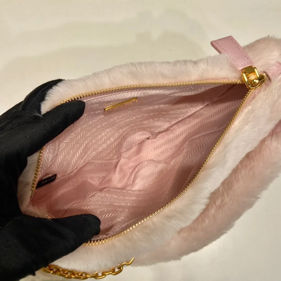💰1500🎉Triangular fur bag🎉1NQ044 new goat hair🎉🎉 This triangular fur bag is made of imported goat hair and equipped with a detachable fur shoulder strap and chain. When the armpit bag is more sexy, it is also equipped with a detachable long shoulder strap. Babies who like sportsexy can carry it cross-body to continue to create a concave shape easily. It is highly functional. What I love most is that there is a small pendant hanging on the shoulder strap. So beautiful🎉🎉 A must-have in winter, I love it for babies. Get it now. Length 28x Height 16x Bottom 7cm🎉🎉🎉