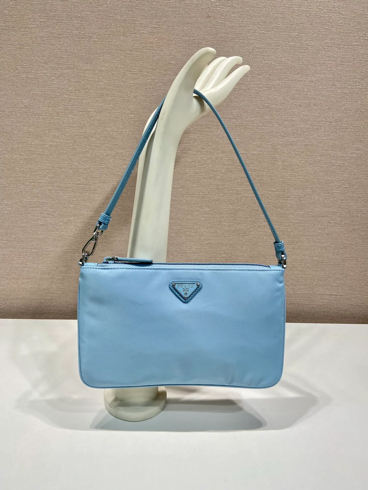 💰560🎉New armpit bag🎉1NI545🎉🎉 This armpit bag is made of imported nylon fabric, with imported cross pattern on the handle and metal triangle logo. It has a large space, is lightweight and practical, and the upper body effect is very beautiful and fashionable. It is also a popular style that will never go out of style. Babies, hurry up and get it! Length 24x Height 14cm🎉🎉🎉💰💰💰