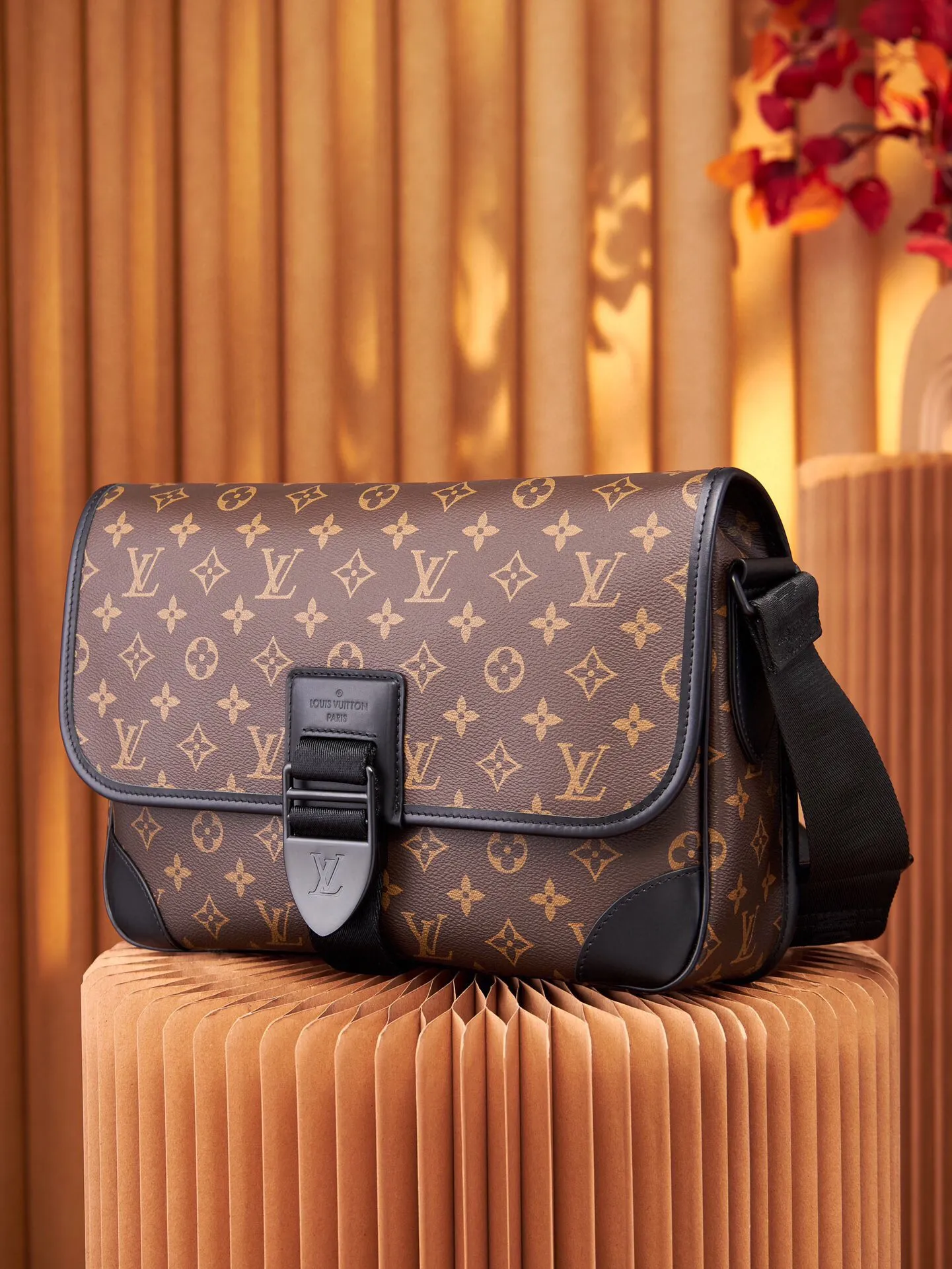 P¥860👉nfc dynamic chip version👈【Top inspection-free all-steel hardware】This Archy medium messenger bag is made of Monogram Macassar canvas and leather trim, and then uses leather corners and trim to highlight its elegant style. There's plenty of room for a 15-inch laptop, and the detachable and adjustable jacquard shoulder strap is embellished with the Louis Vuitton logo. Monogram Macassar coated canvas - cowhide leather trim - fabric lining - metal hardware - magnetic flap closure - zippered back pocket - internal patch pocket - padded internal compartment - shoulder strap: non-detachable, adjustable! ! Model: M46328; Size: 35x24x8CM