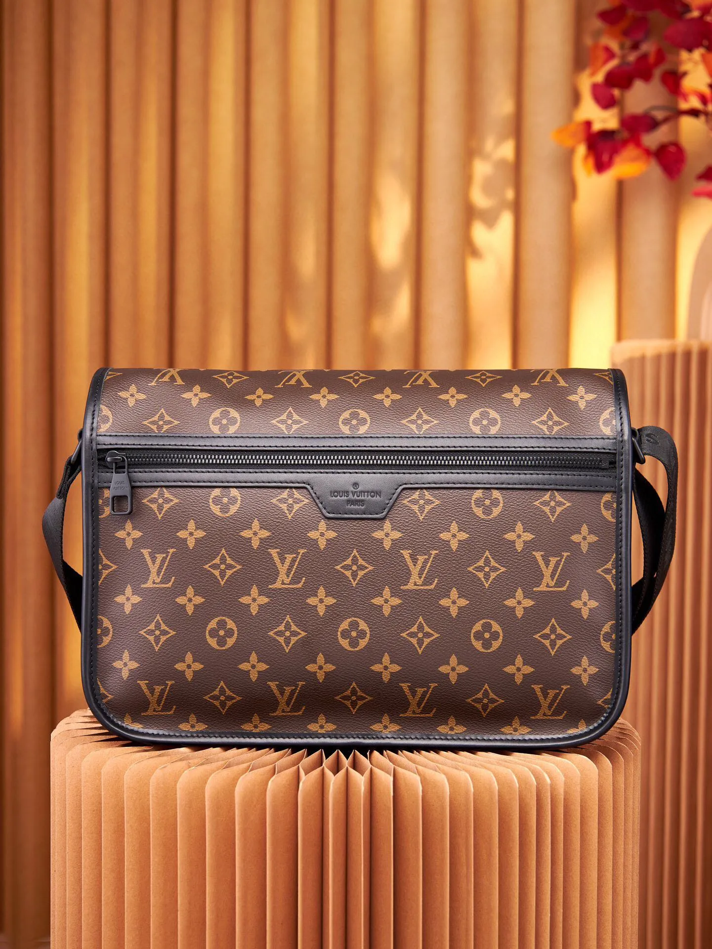 P¥860👉nfc dynamic chip version👈【Top inspection-free all-steel hardware】This Archy medium messenger bag is made of Monogram Macassar canvas and leather trim, and then uses leather corners and trim to highlight its elegant style. There's plenty of room for a 15-inch laptop, and the detachable and adjustable jacquard shoulder strap is embellished with the Louis Vuitton logo. Monogram Macassar coated canvas - cowhide leather trim - fabric lining - metal hardware - magnetic flap closure - zippered back pocket - internal patch pocket - padded internal compartment - shoulder strap: non-detachable, adjustable! ! Model: M46328; Size: 35x24x8CM