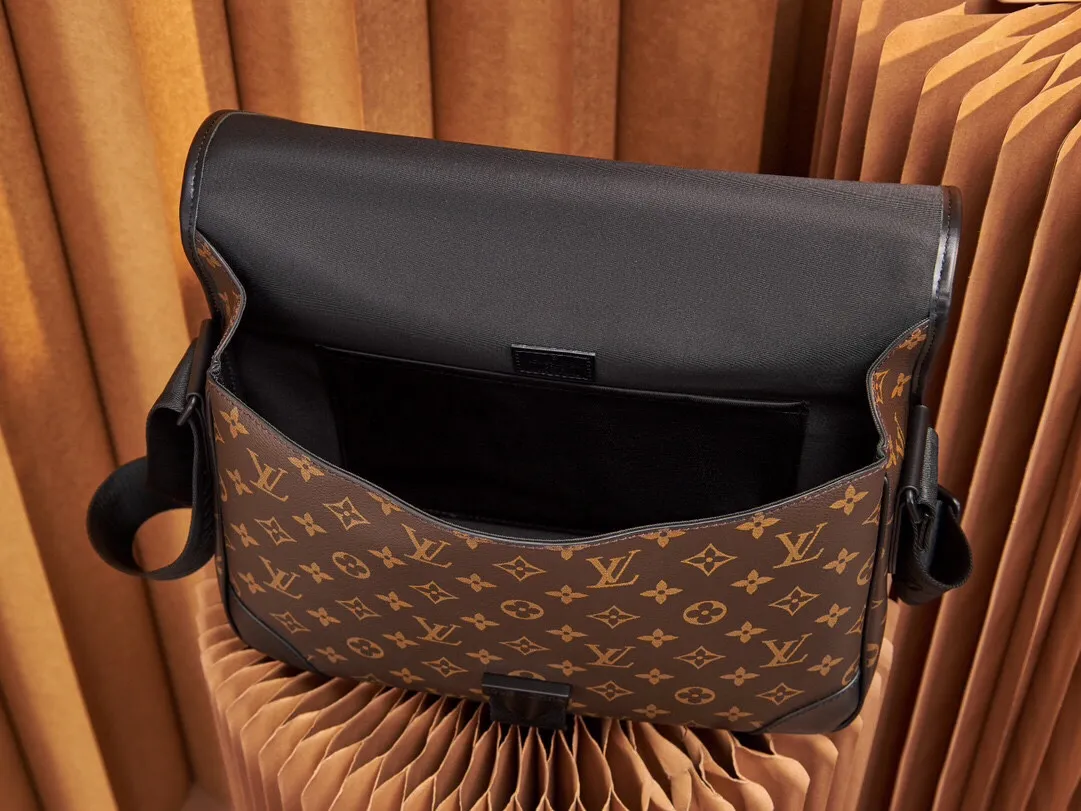 P¥860👉nfc dynamic chip version👈【Top inspection-free all-steel hardware】This Archy medium messenger bag is made of Monogram Macassar canvas and leather trim, and then uses leather corners and trim to highlight its elegant style. There's plenty of room for a 15-inch laptop, and the detachable and adjustable jacquard shoulder strap is embellished with the Louis Vuitton logo. Monogram Macassar coated canvas - cowhide leather trim - fabric lining - metal hardware - magnetic flap closure - zippered back pocket - internal patch pocket - padded internal compartment - shoulder strap: non-detachable, adjustable! ! Model: M46328; Size: 35x24x8CM