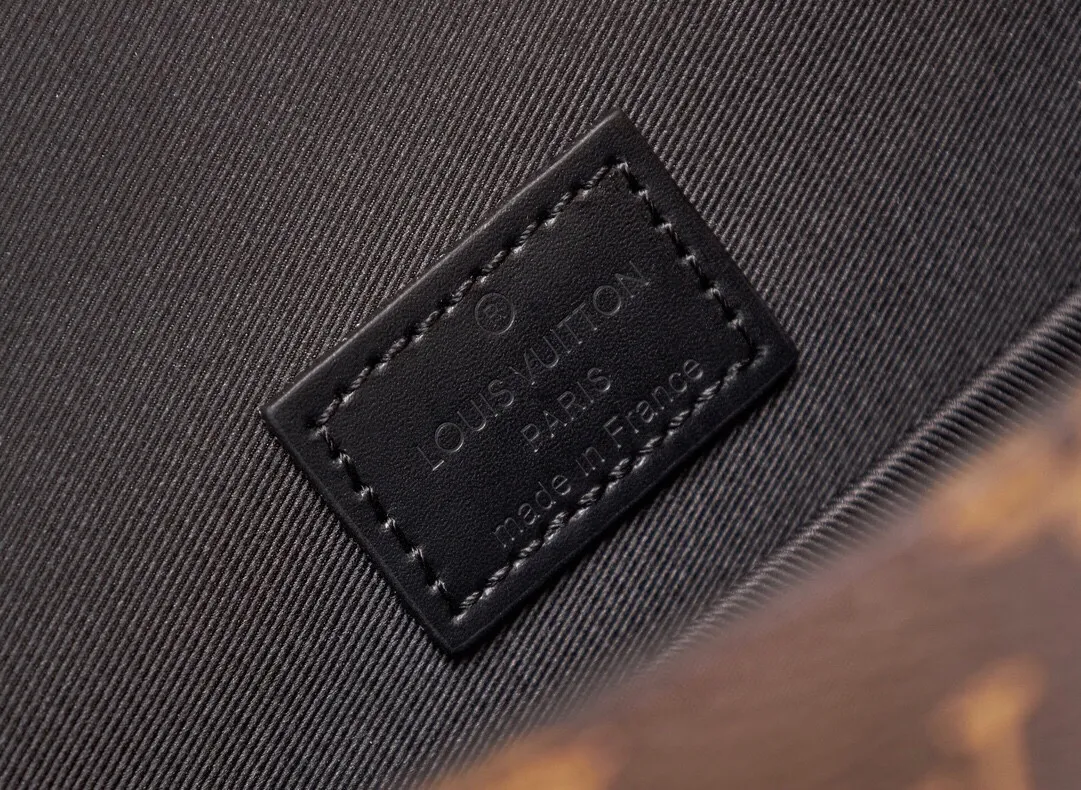 P¥860👉nfc dynamic chip version👈【Top inspection-free all-steel hardware】This Archy medium messenger bag is made of Monogram Macassar canvas and leather trim, and then uses leather corners and trim to highlight its elegant style. There's plenty of room for a 15-inch laptop, and the detachable and adjustable jacquard shoulder strap is embellished with the Louis Vuitton logo. Monogram Macassar coated canvas - cowhide leather trim - fabric lining - metal hardware - magnetic flap closure - zippered back pocket - internal patch pocket - padded internal compartment - shoulder strap: non-detachable, adjustable! ! Model: M46328; Size: 35x24x8CM