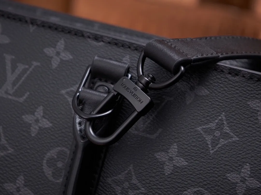 P¥840👉nfc dynamic chip version👈[Top original order, all-steel hardware] Developed by the original factory, 👏👏 Sac Plat Horizontal Zippé briefcase is made of Monogram Eclipse canvas and leather. The LV letter embossing and Monogram nameplate pay tribute to the brand heritage. The neat lines express a new chapter of business and leisure, and there is a leather handle for comfortable hand-holding. Monogram Eclipse coated canvas and cow leather One fabric lining One cow leather trim One metal hardware One zipper closure One Monogram name tag One removable name tag One zipper interior patch pocket One pair of interior patch pockets! ! Model: M45265; Size: 39x30x7CM