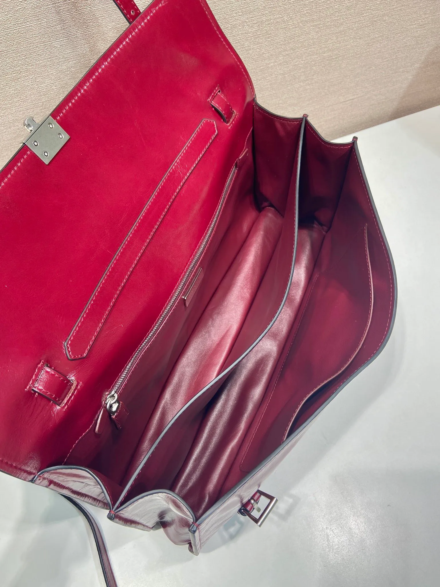 💰1900🎉New Pen Holder Bag🎉1BN024 Large🎉🎉 This leather handbag is inspired by the crisp and formal briefcase. It has a delicate and shiny texture and reinterprets the classic office style silhouette with a new attitude. Designed with exquisite soft details, it adds gentleness and versatile charm to the bag's classic shape. The classic vertical lock buckle embellishes the details, and it is equipped with a long handle, which can be carried over the shoulder, making it more practical. Another popular style that will never go out of style, hurry up and get it🎉🎉 Length 38x Height 17.5x Bottom 11cm🎉🎉🎉💰💰💰
