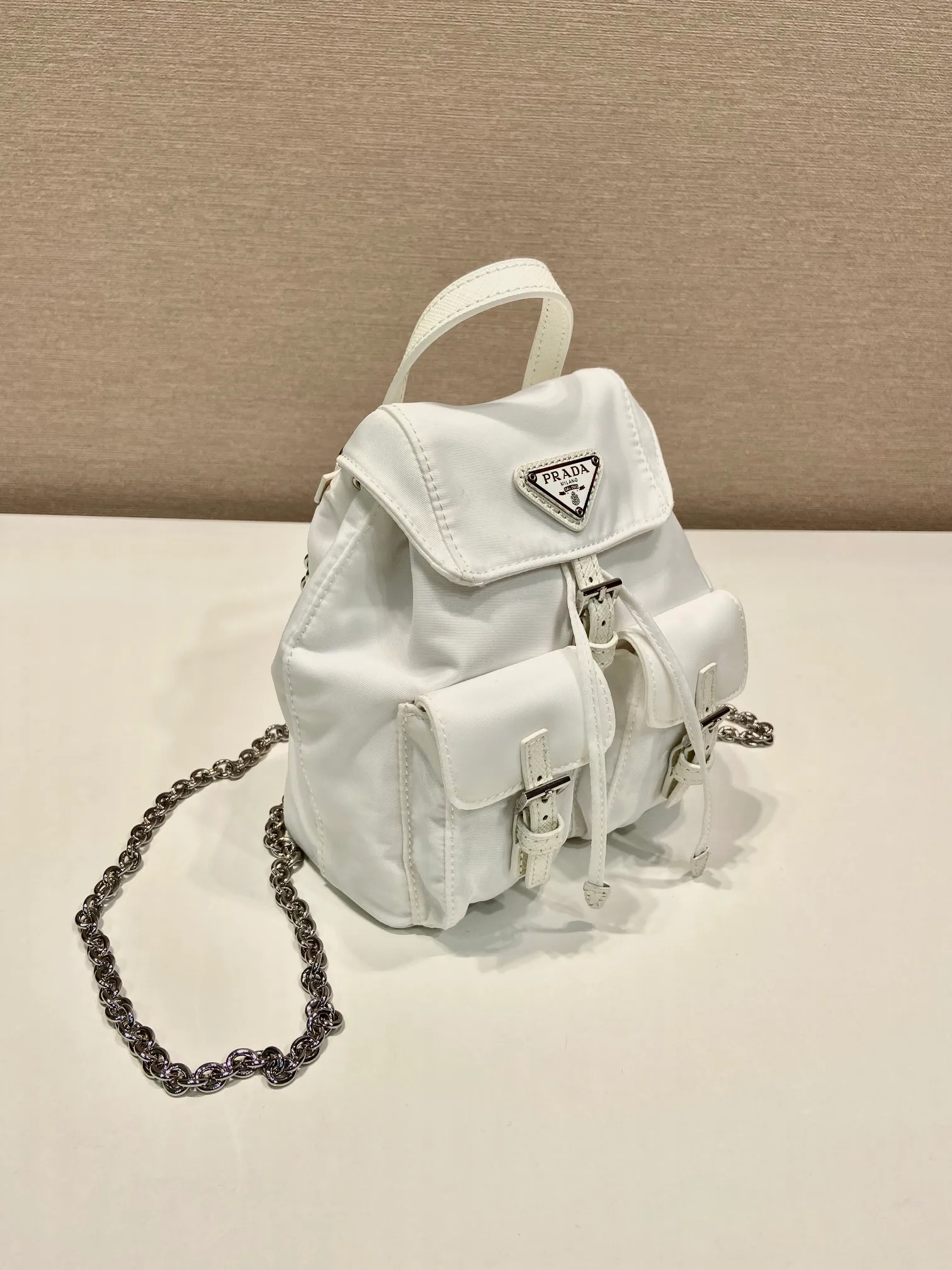 💰860🎉Mini Backpack🎉1BH029 Upgraded Version🎉🎉 This universal backpack with simple lines can be transformed into a handbag through the detachable shoulder strap, highlighting its practicality. Detachable chain shoulder strap, front flap pocket with buckle, super cute😍The capacity is practical. It is another grass planted permanently by Internet celebrities. Hurry up and get it🎉🎉Length 17xHeight 18.5xBottom 8cm🎉🎉🎉👏👏👏