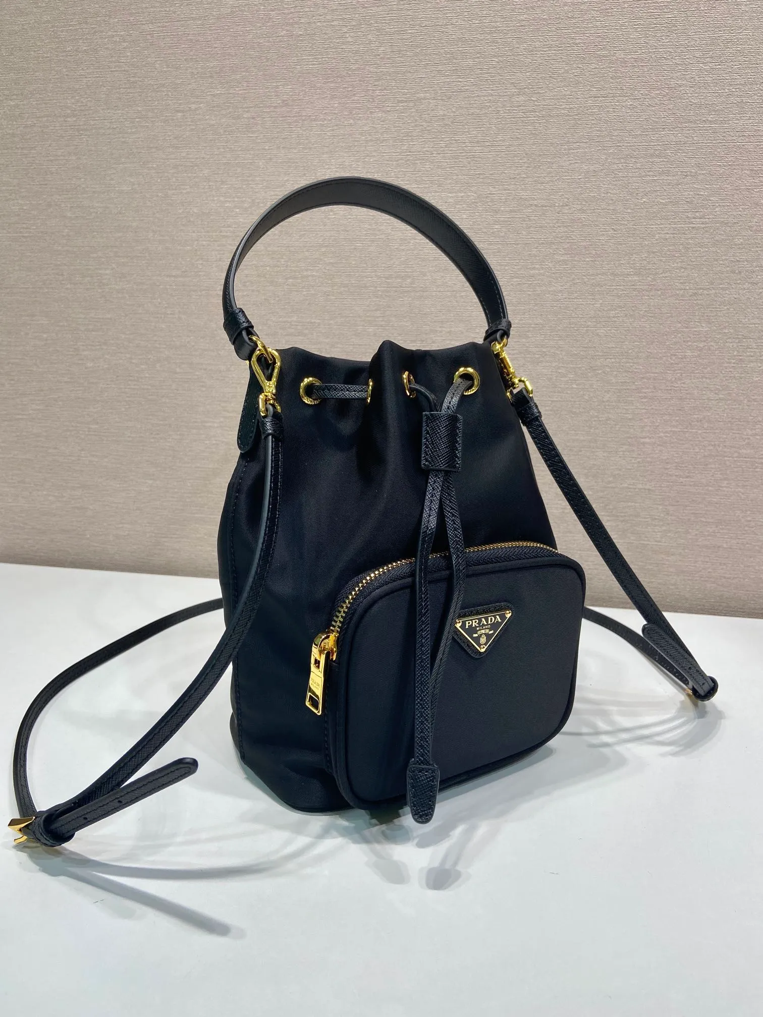 💰700, classic 1BH1864 upgrade board😘small size👏👏 This bucket bag is made of imported nylon fabric and has an upgraded drawstring cross-grain cowhide design. It is top-grade five, portable/diagonal, lightweight, practical and fashionable. Beauties, hurry up and get it. 165 OEM code, length 16x height 21 bottom × 10cm📢📢📢📢💰