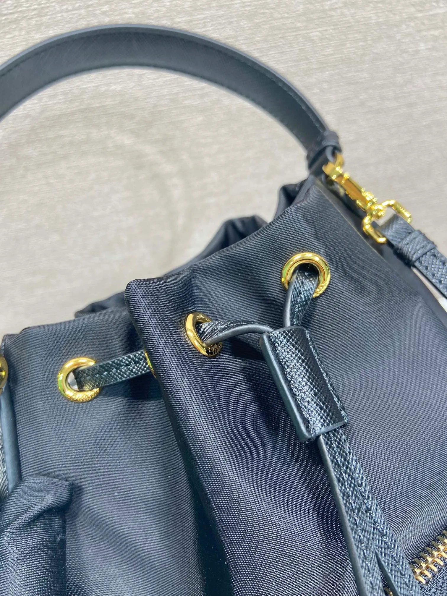 💰700, classic 1BH1864 upgrade board😘small size👏👏 This bucket bag is made of imported nylon fabric and has an upgraded drawstring cross-grain cowhide design. It is top-grade five, portable/diagonal, lightweight, practical and fashionable. Beauties, hurry up and get it. 165 OEM code, length 16x height 21 bottom × 10cm📢📢📢📢💰
