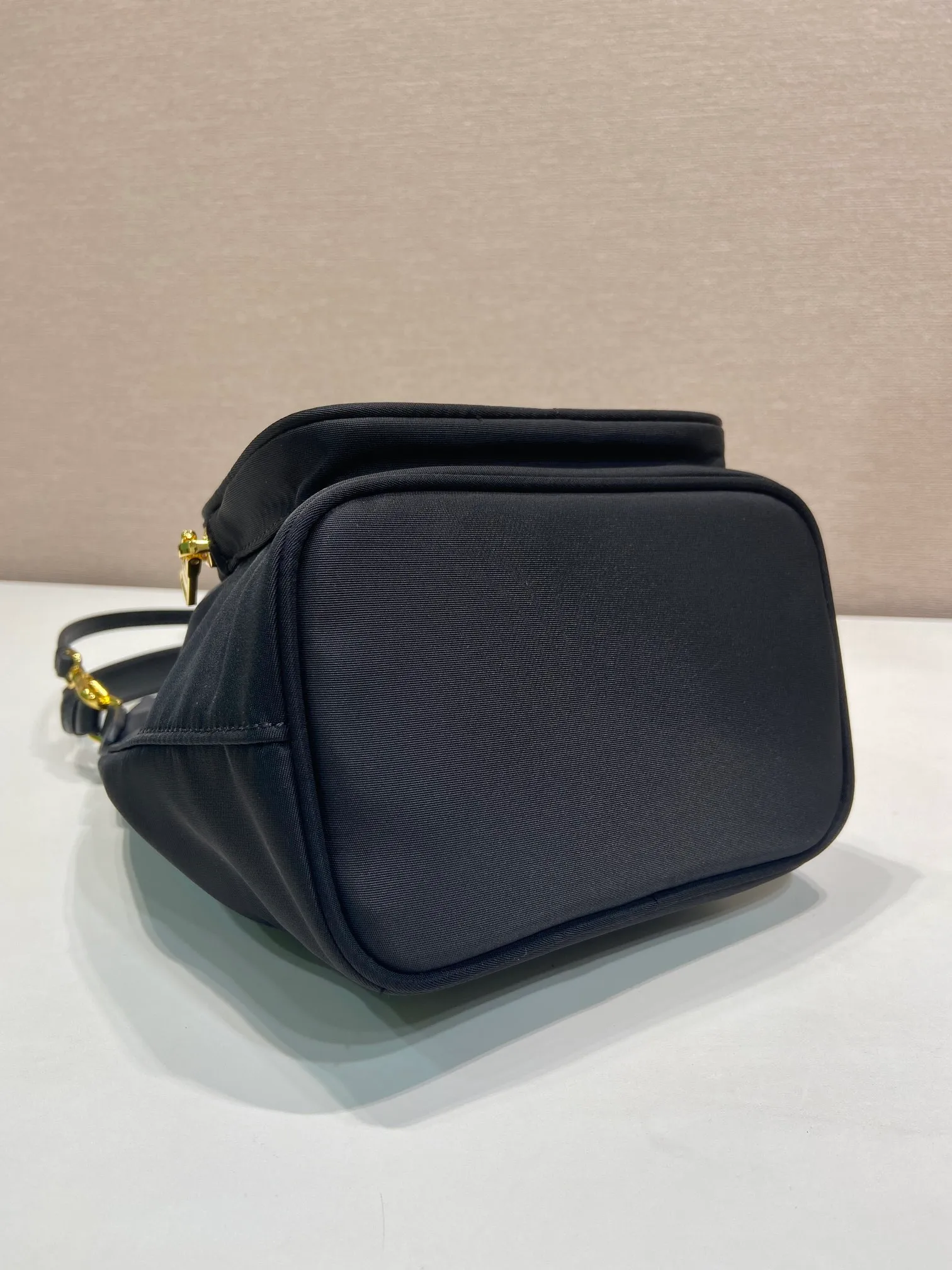 💰700, classic 1BH1864 upgrade board😘small size👏👏 This bucket bag is made of imported nylon fabric and has an upgraded drawstring cross-grain cowhide design. It is top-grade five, portable/diagonal, lightweight, practical and fashionable. Beauties, hurry up and get it. 165 OEM code, length 16x height 21 bottom × 10cm📢📢📢📢💰