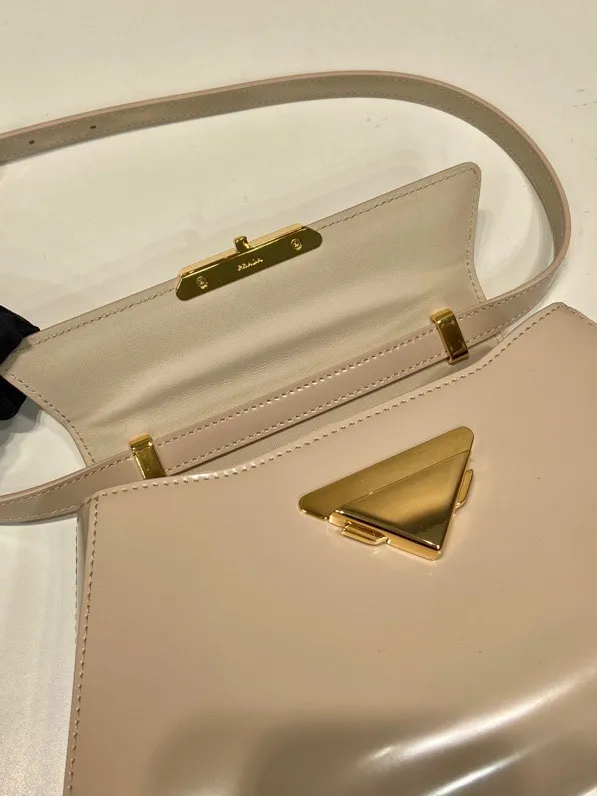 💰1560🎉Catway model🎉1BD343 small new color🎉🎉 This catwalk model is made of imported glossy calfskin with sheepskin interior. The trapezoidal design is full of artistic sense. It is equipped with two detachable shoulder straps, long and short. The front panel is equipped with an engraved micro-label lock/flap design. It can be exchanged and matched for different occasions and different clothing. Large capacity space. The upper body effect is great, if you like babies, hurry up and get it🎉🎉 Length 28.5x Height 14x Bottom 7cm🎉🎉🎉👏👏👏