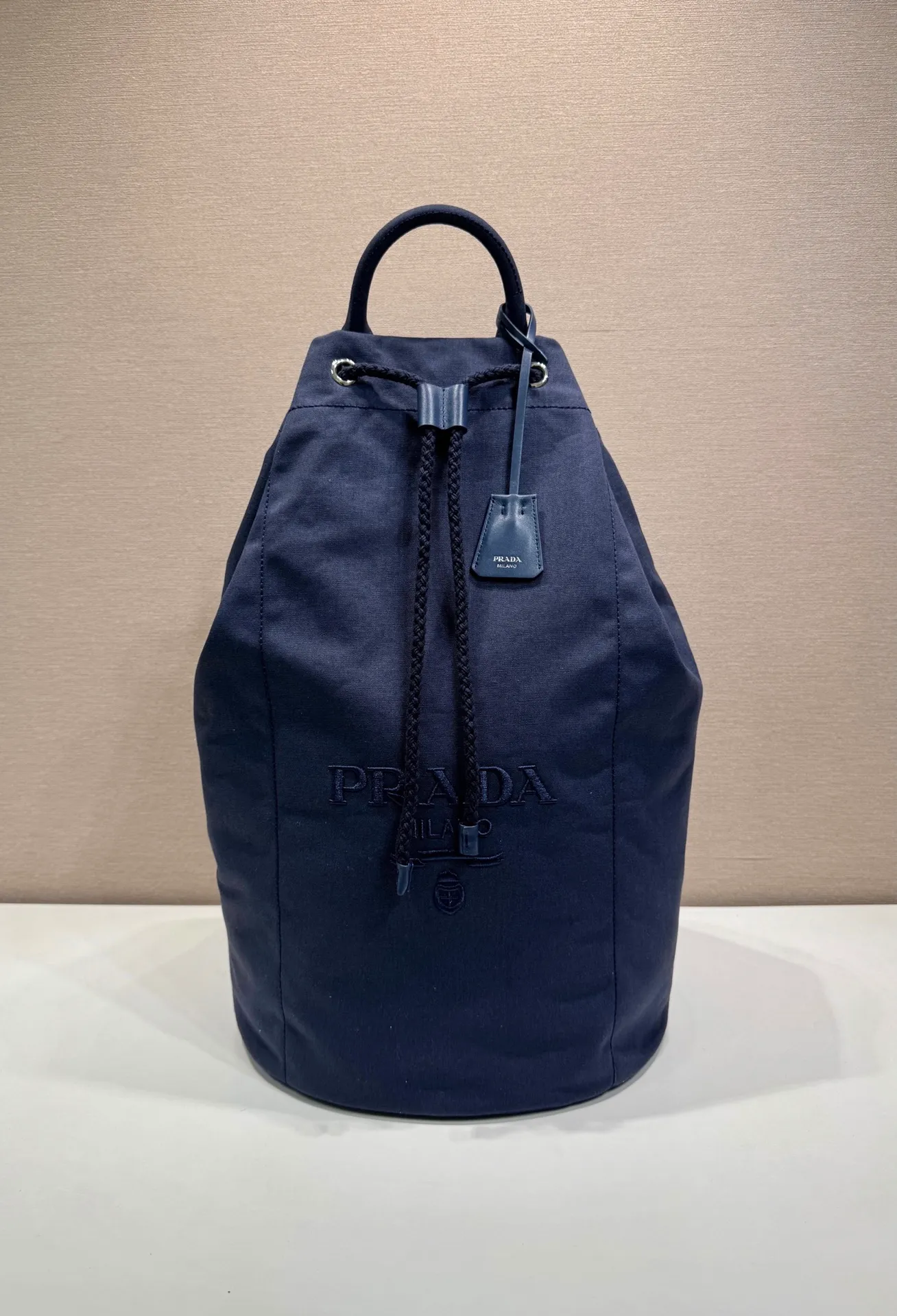 💰1360🎉New travel bag🎉2VY011🎉🎉 This linen blend drawstring travel bag interprets a light and sporty style, with adjustable and removable shoulder straps and leather trim. Tonal letter logo embroidery adds a unique, classic touch. The drawstring bag design makes the upper body very fashionable. This is the latest and most fashionable travel bag since ancient times. It has a lot of space. Get it now🎉🎉Length 34xH 55x㡳34cm🎉🎉🎉💰💰💰