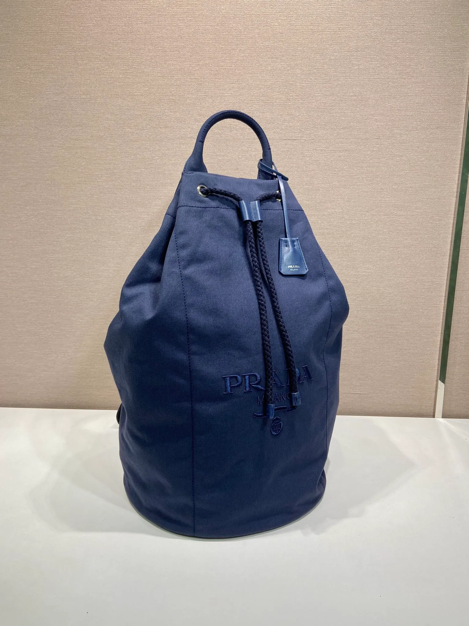 💰1360🎉New travel bag🎉2VY011🎉🎉 This linen blend drawstring travel bag interprets a light and sporty style, with adjustable and removable shoulder straps and leather trim. Tonal letter logo embroidery adds a unique, classic touch. The drawstring bag design makes the upper body very fashionable. This is the latest and most fashionable travel bag since ancient times. It has a lot of space. Get it now🎉🎉Length 34xH 55x㡳34cm🎉🎉🎉💰💰💰