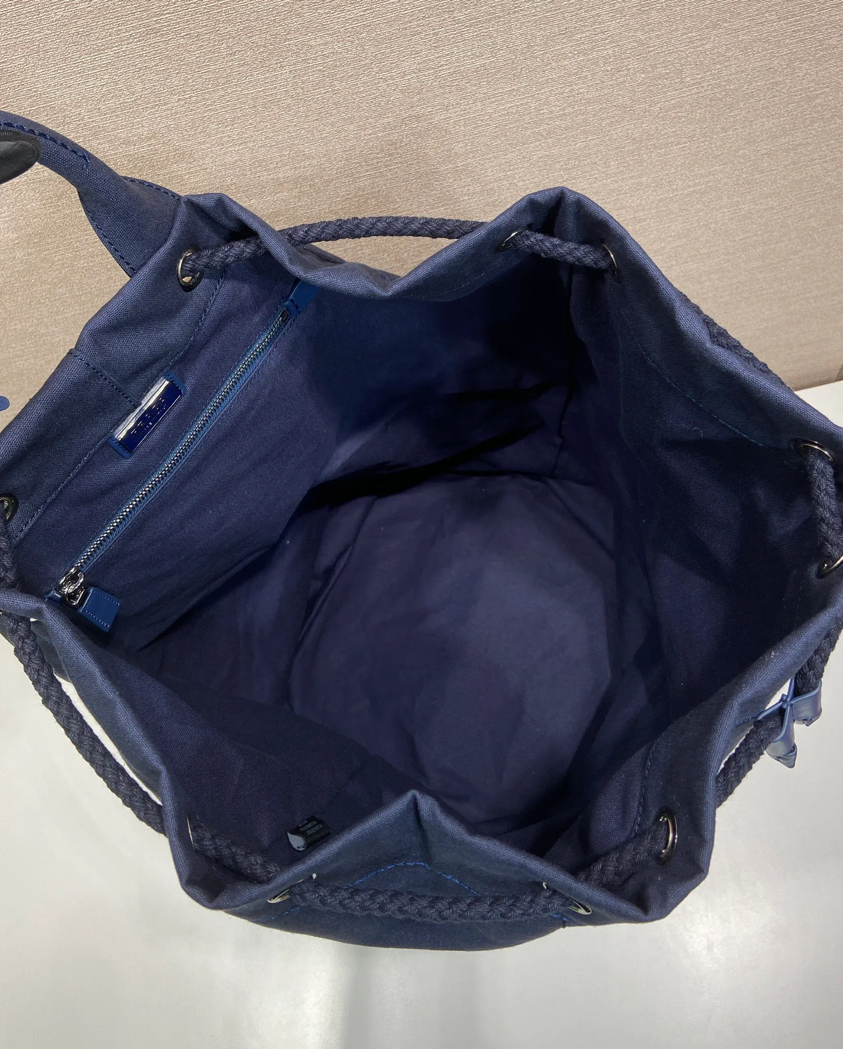 💰1360🎉New travel bag🎉2VY011🎉🎉 This linen blend drawstring travel bag interprets a light and sporty style, with adjustable and removable shoulder straps and leather trim. Tonal letter logo embroidery adds a unique, classic touch. The drawstring bag design makes the upper body very fashionable. This is the latest and most fashionable travel bag since ancient times. It has a lot of space. Get it now🎉🎉Length 34xH 55x㡳34cm🎉🎉🎉💰💰💰
