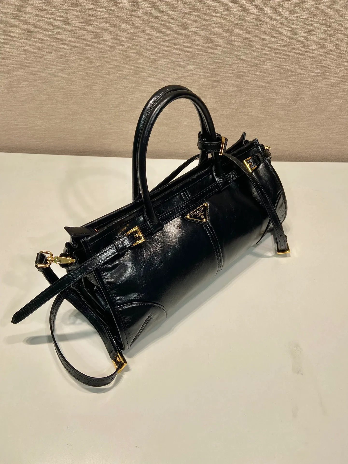 💰1840🎉LusSolf oil wax leather🎉1BA426A portable style (short handle)🎉This portable crossbody bag is made of imported oil wax leather. The shiny color exudes a classic atmosphere and comes with a The detachable and adjustable long shoulder strap is convenient for matching in different occasions. The capacity is very large and easy to use. It is definitely a must-have for fashionistas. Hurry up and take this retro style handbag home! Length 32x Height 15.5x Bottom 12cm🎉🎉🎉👏👏👏