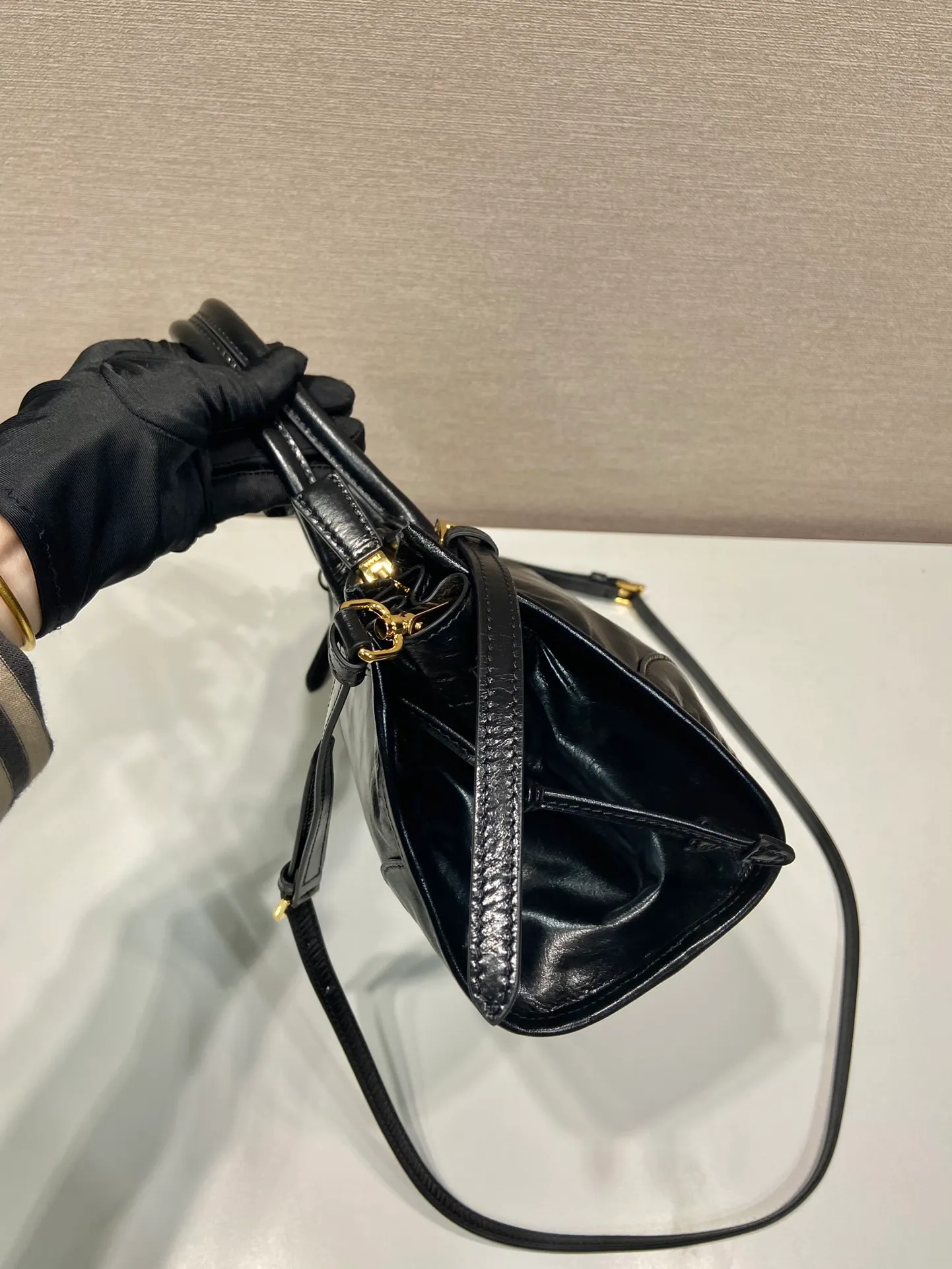 💰1840🎉LusSolf oil wax leather🎉1BA426A portable style (short handle)🎉This portable crossbody bag is made of imported oil wax leather. The shiny color exudes a classic atmosphere and comes with a The detachable and adjustable long shoulder strap is convenient for matching in different occasions. The capacity is very large and easy to use. It is definitely a must-have for fashionistas. Hurry up and take this retro style handbag home! Length 32x Height 15.5x Bottom 12cm🎉🎉🎉👏👏👏