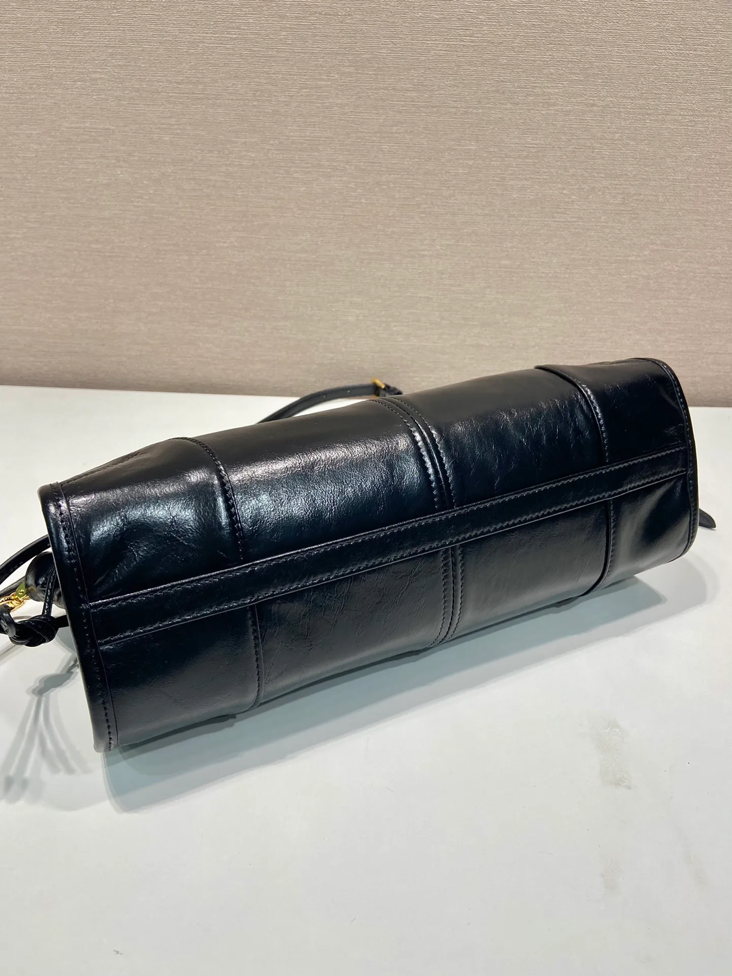 💰1840🎉LusSolf oil wax leather🎉1BA426A portable style (short handle)🎉This portable crossbody bag is made of imported oil wax leather. The shiny color exudes a classic atmosphere and comes with a The detachable and adjustable long shoulder strap is convenient for matching in different occasions. The capacity is very large and easy to use. It is definitely a must-have for fashionistas. Hurry up and take this retro style handbag home! Length 32x Height 15.5x Bottom 12cm🎉🎉🎉👏👏👏