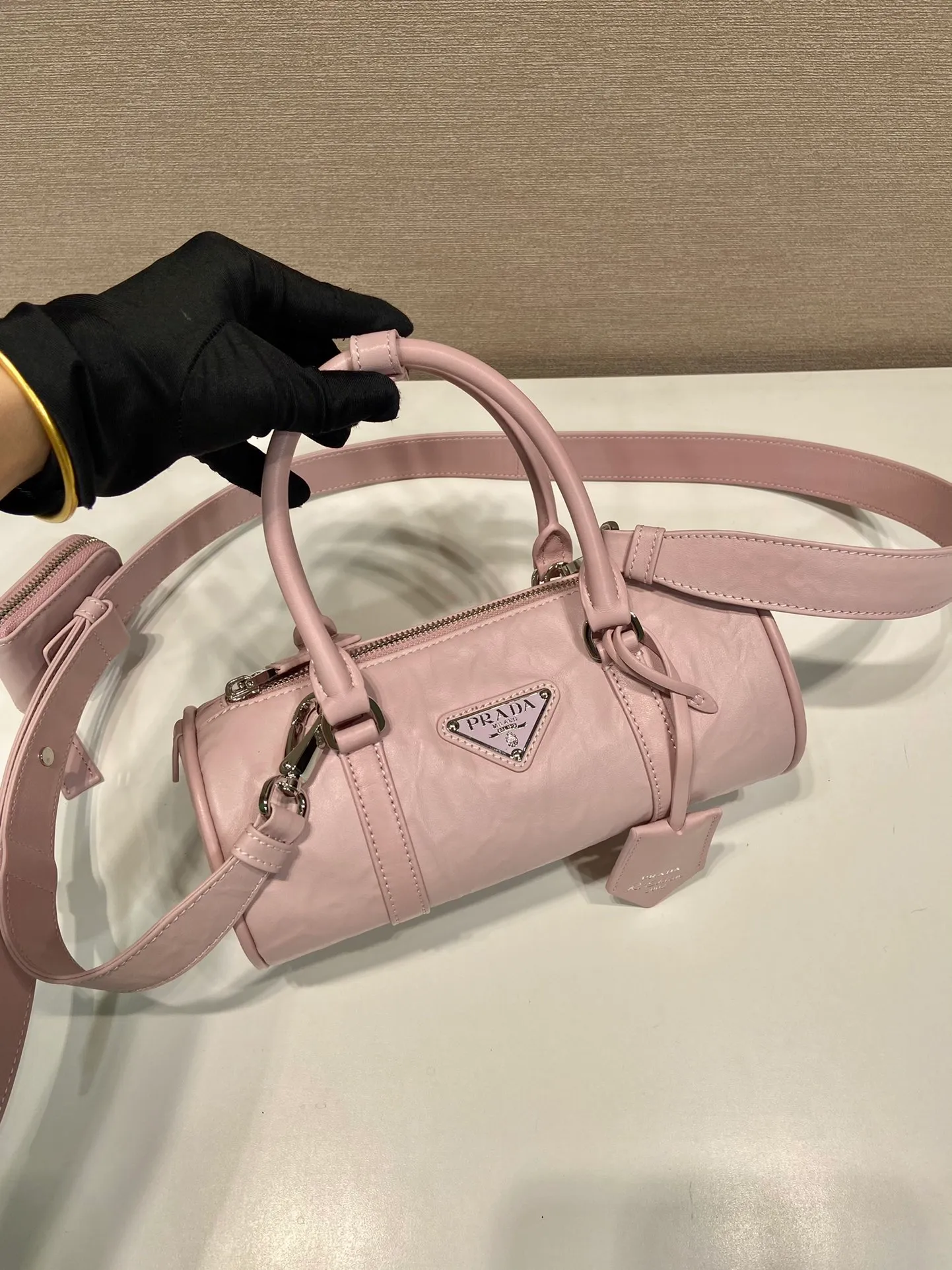 💰1520🎉New pillow bag🎉1BA389 runway style🎉🎉 This casual and classic handbag is made of soft sheepskin inside and out. The hand-made pleat effect is particularly fashionable. It is equipped with a detachable long shoulder strap and a small coin purse. The body is equipped with a front pocket design and large capacity. It was also unveiled in the 2023 spring and summer series fashion show. The upper body effect must be eye-catching. Babies, hurry up and get it🎉🎉 Length 22x Height 10x Bottom 9cm
