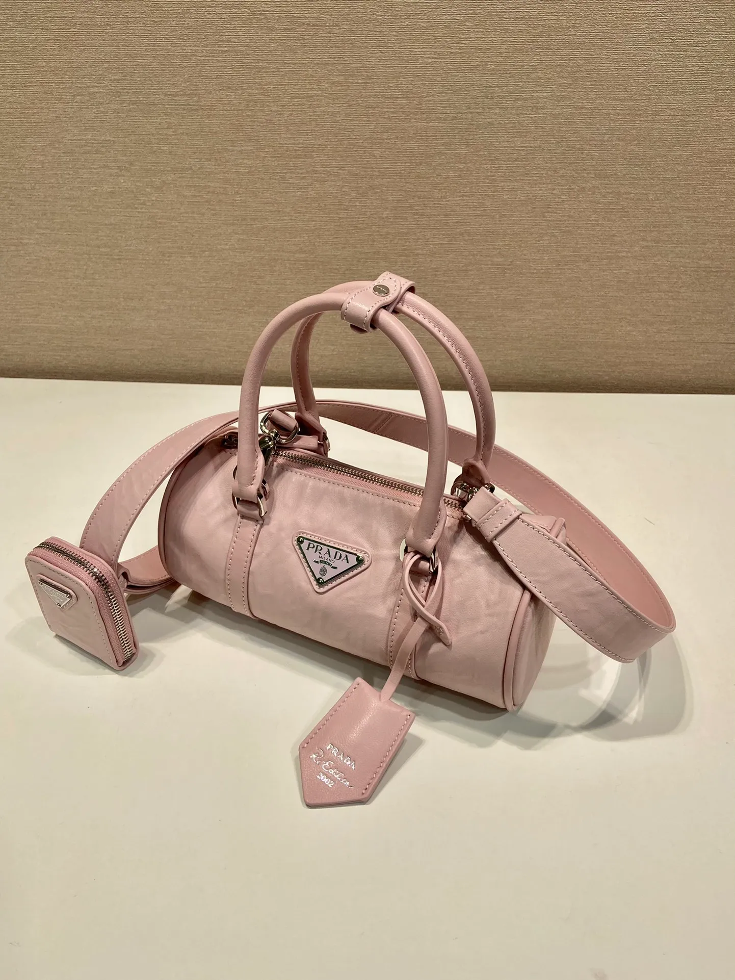 💰1520🎉New pillow bag🎉1BA389 runway style🎉🎉 This casual and classic handbag is made of soft sheepskin inside and out. The hand-made pleat effect is particularly fashionable. It is equipped with a detachable long shoulder strap and a small coin purse. The body is equipped with a front pocket design and large capacity. It was also unveiled in the 2023 spring and summer series fashion show. The upper body effect must be eye-catching. Babies, hurry up and get it🎉🎉 Length 22x Height 10x Bottom 9cm