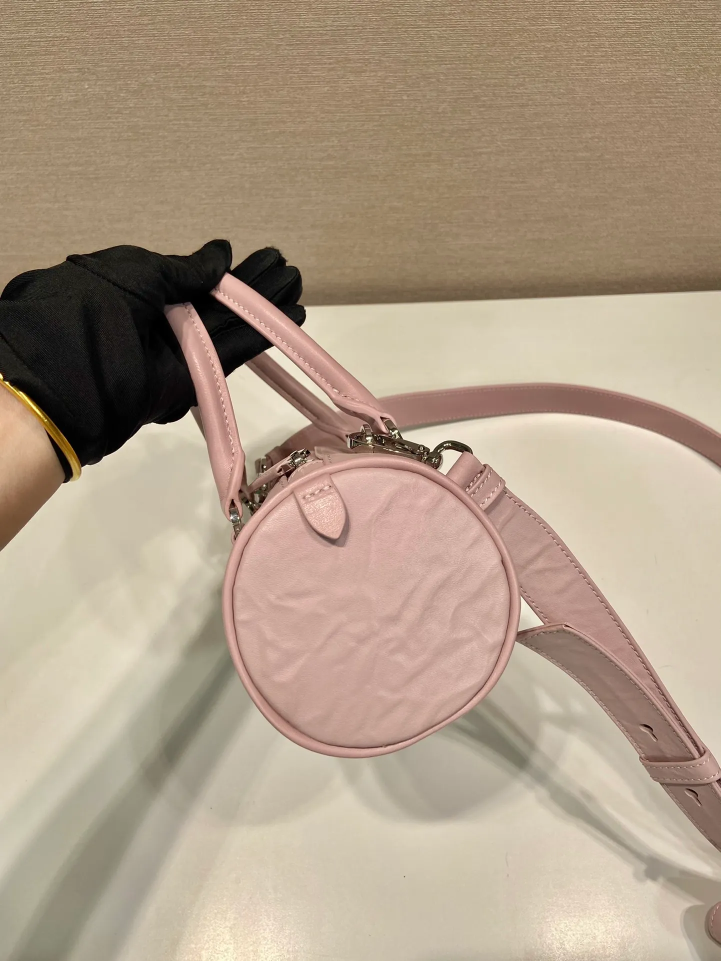 💰1520🎉New pillow bag🎉1BA389 runway style🎉🎉 This casual and classic handbag is made of soft sheepskin inside and out. The hand-made pleat effect is particularly fashionable. It is equipped with a detachable long shoulder strap and a small coin purse. The body is equipped with a front pocket design and large capacity. It was also unveiled in the 2023 spring and summer series fashion show. The upper body effect must be eye-catching. Babies, hurry up and get it🎉🎉 Length 22x Height 10x Bottom 9cm