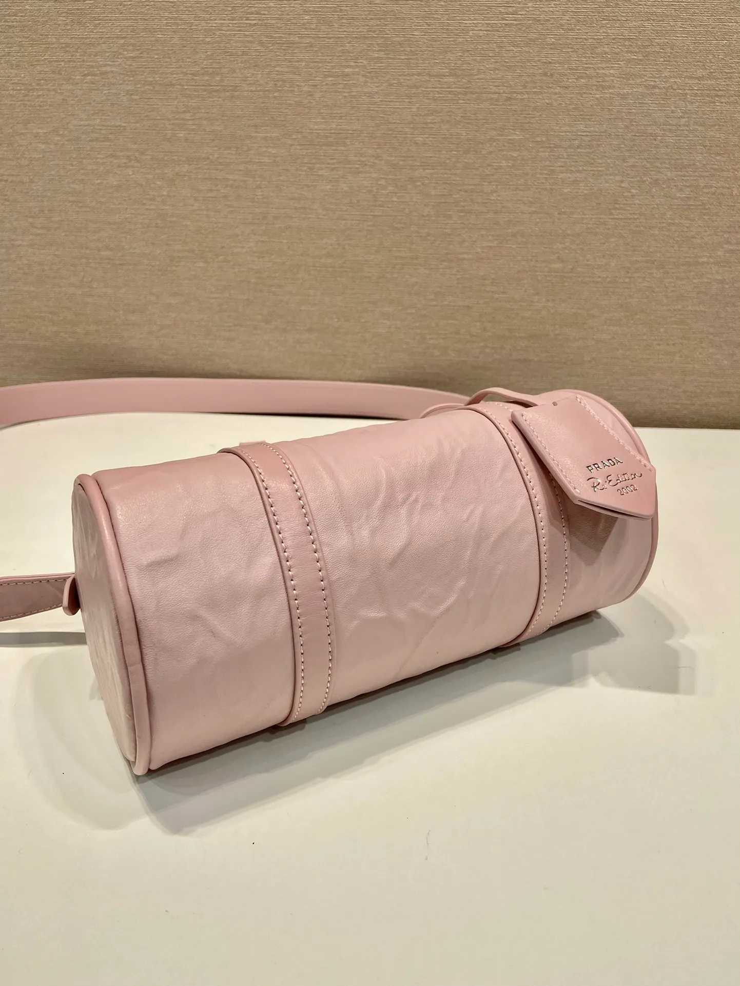 💰1520🎉New pillow bag🎉1BA389 runway style🎉🎉 This casual and classic handbag is made of soft sheepskin inside and out. The hand-made pleat effect is particularly fashionable. It is equipped with a detachable long shoulder strap and a small coin purse. The body is equipped with a front pocket design and large capacity. It was also unveiled in the 2023 spring and summer series fashion show. The upper body effect must be eye-catching. Babies, hurry up and get it🎉🎉 Length 22x Height 10x Bottom 9cm