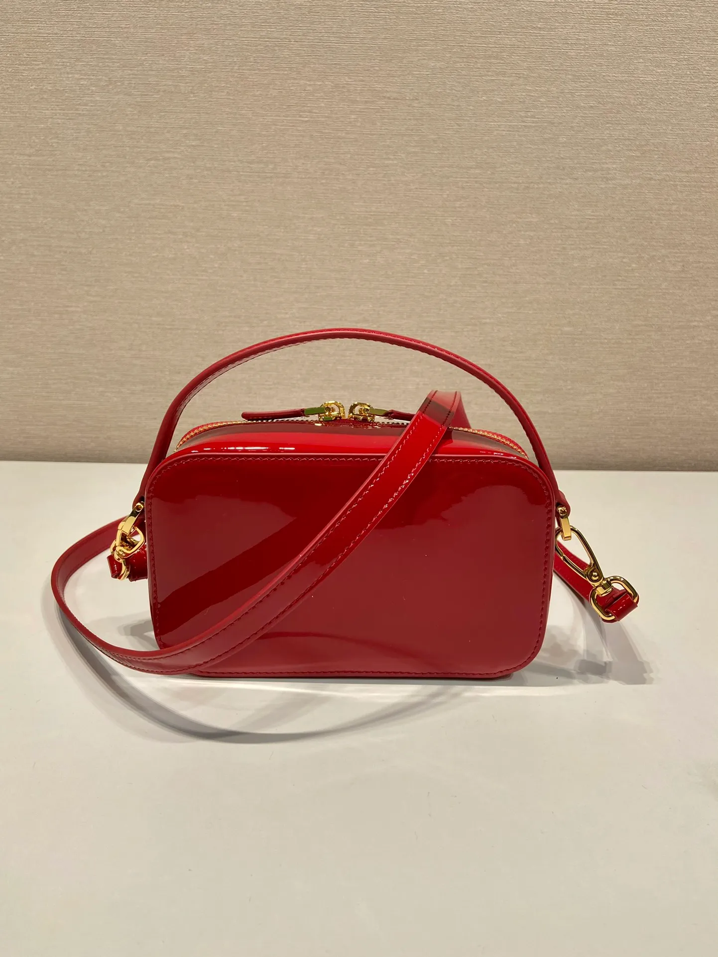 💰1400🎉New product🎉1BH206 patent leather🎉🎉 This patent leather mini bag presents smooth and elegant lines, highlighting its elegant style. The versatile style and structured structure can be carried by hand or carried over the shoulder with the detachable shoulder strap. It has a two-way zip top and is embellished with an enameled triangular metal logo. The capacity is large and the upper body effect is very beautiful👏👏Hurry up and get it🎉🎉Length 17.5x Height 10.5x Bottom 4.5cm🎉🎉🎉