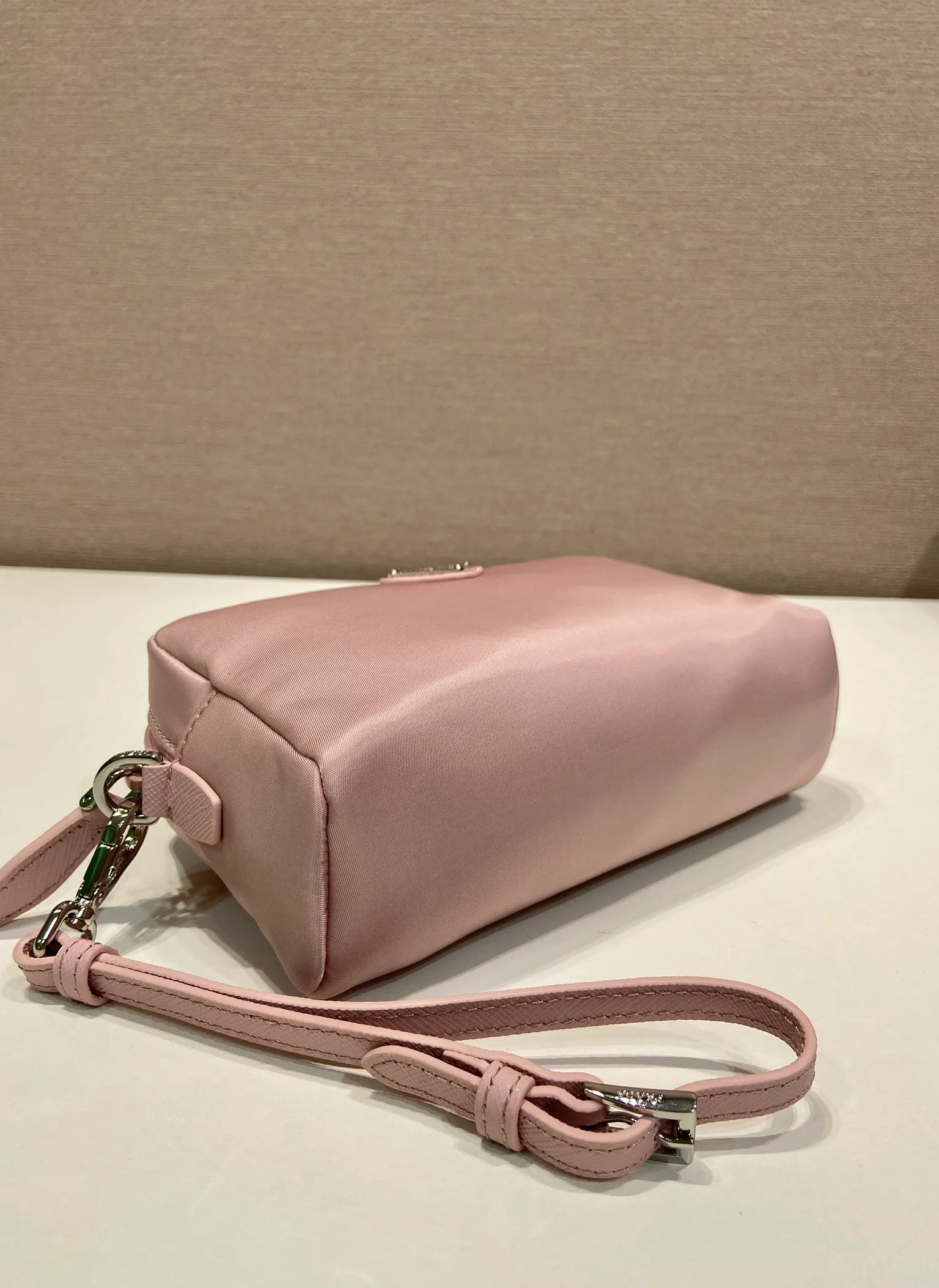 💰520🎉New clutch bag🎉1NS021 large size🎉🎉 This clutch bag is made of imported innovative Re-Nylon recycled nylon fabric. The iconic triangular logo in enameled metal accents the clean lines. The bag opens to reveal a zippered inner pocket. Detachable leather wristband, large capacity, no problem with daily essentials for going out😘😘The large handbag you have been dreaming about has arrived, babies, hurry up and get it🎉🎉 Length 17x Height 11x Bottom 5.5cm🎉🎉🎉😘😘😘