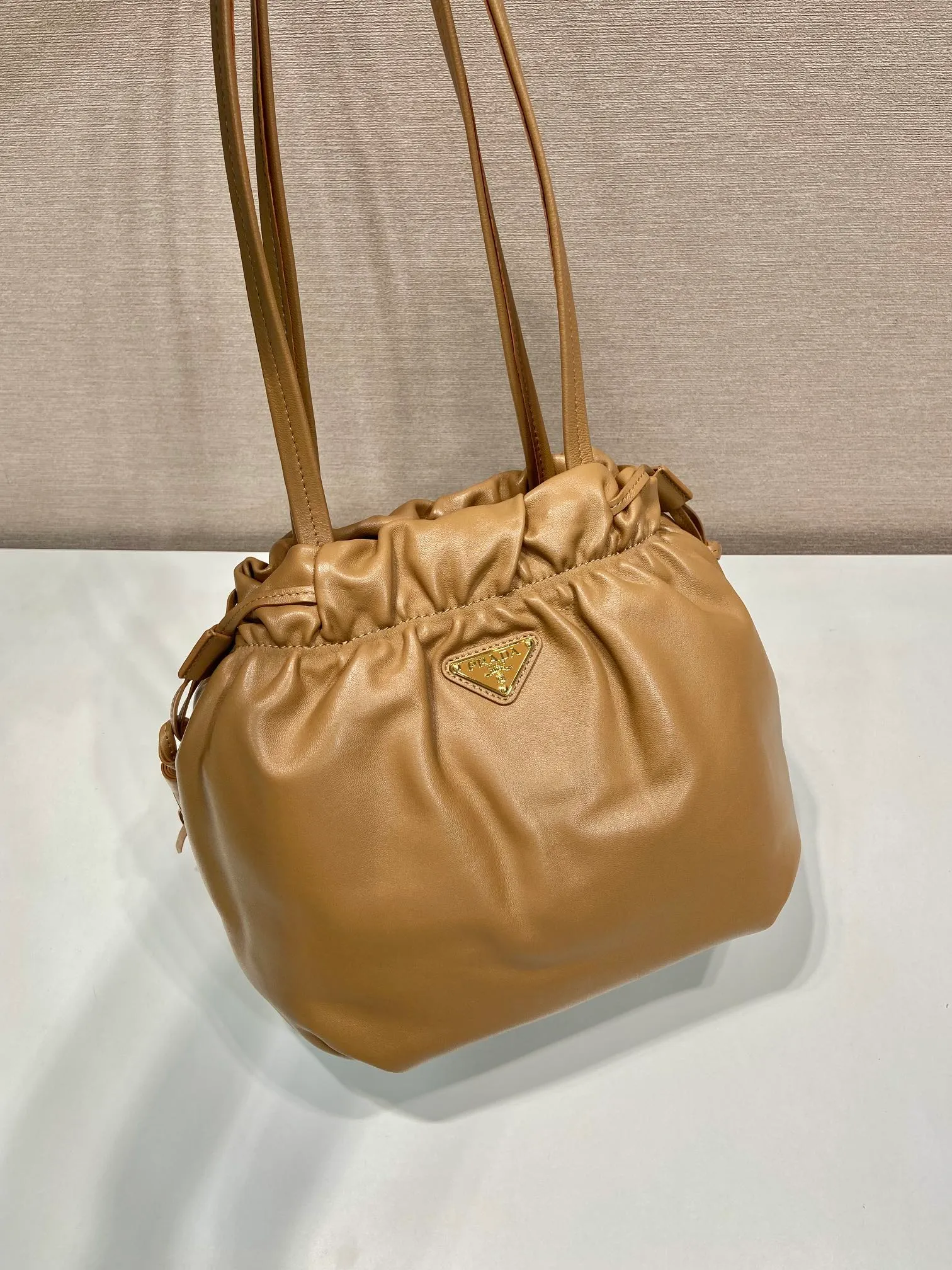 💰1640🎉New lucky bag bag🎉1BG541 lambskin🎉🎉 This lucky bag bag is made of imported lambskin. The bag mouth is drawstring and combed on both sides. The whole bag looks very fashionable, light and casual. The bag mouth is opened and closed with a magnetic buckle. It is equipped with zippers and pockets inside. The upper body effect is very beautiful. Ladies, hurry up and get it. It is another timeless hot style🎉🎉 Length 24x Height 25x Bottom 11cm🎉🎉🎉👏👏👏