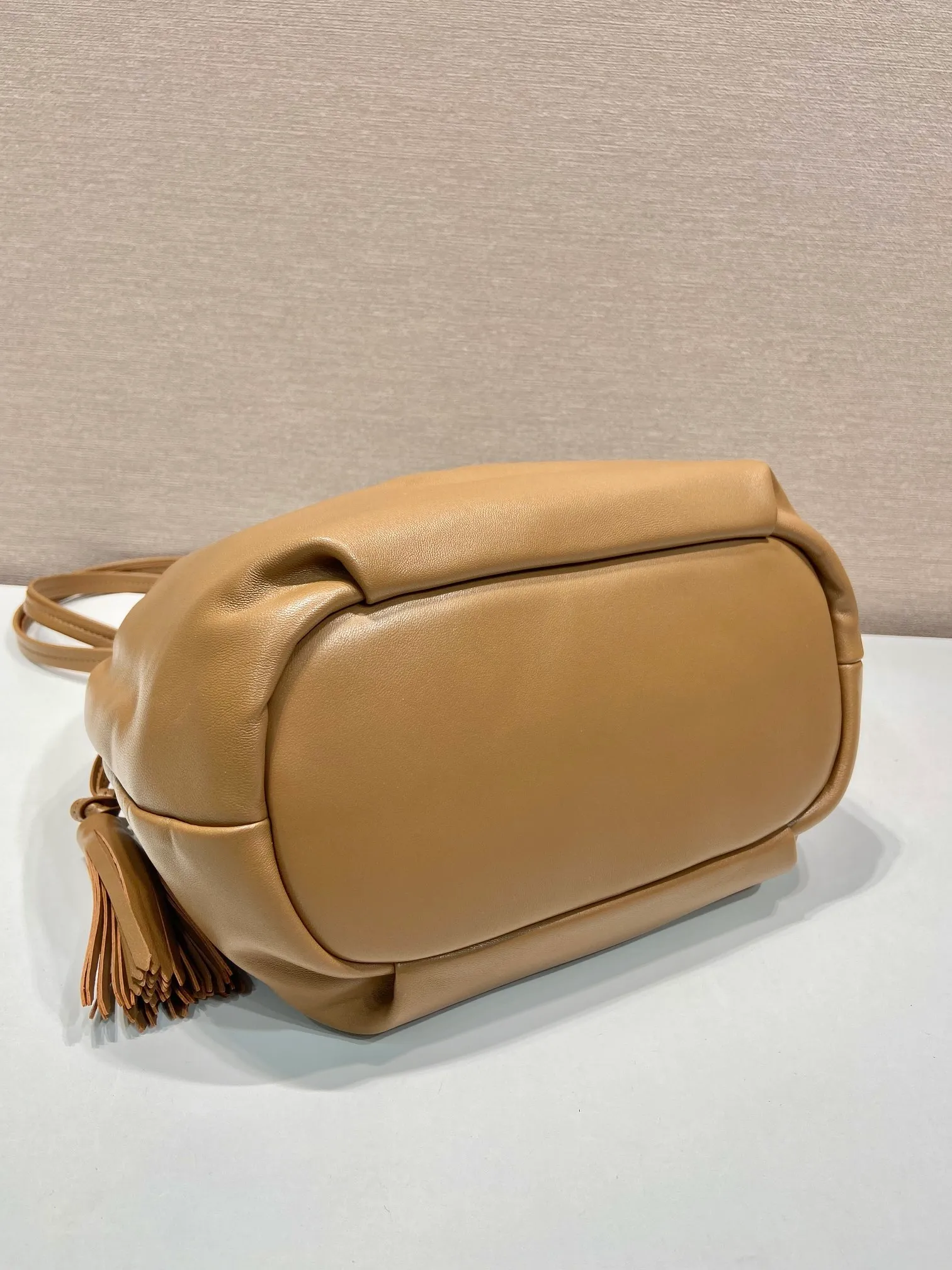 💰1640🎉New lucky bag bag🎉1BG541 lambskin🎉🎉 This lucky bag bag is made of imported lambskin. The bag mouth is drawstring and combed on both sides. The whole bag looks very fashionable, light and casual. The bag mouth is opened and closed with a magnetic buckle. It is equipped with zippers and pockets inside. The upper body effect is very beautiful. Ladies, hurry up and get it. It is another timeless hot style🎉🎉 Length 24x Height 25x Bottom 11cm🎉🎉🎉👏👏👏