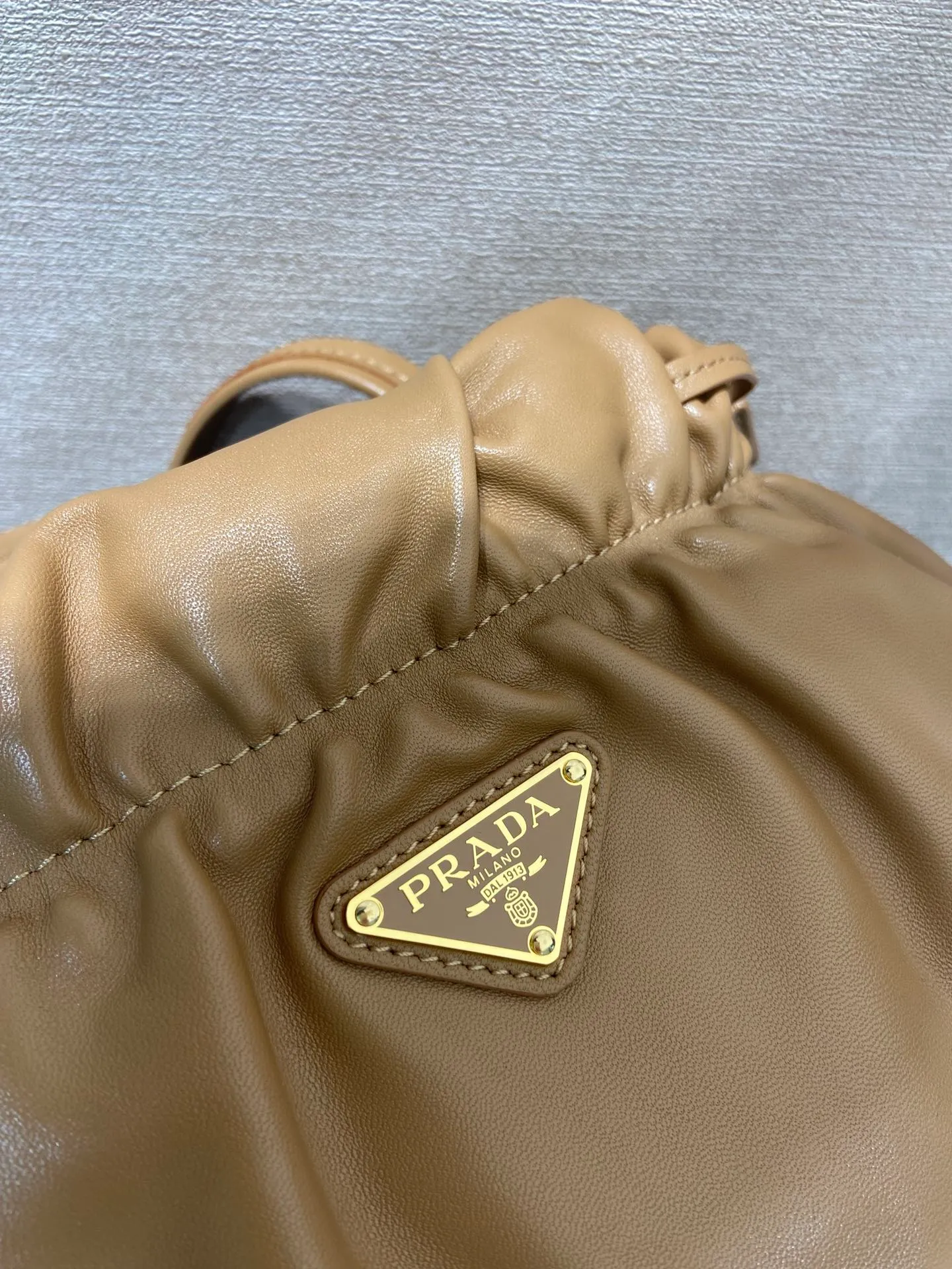 💰1640🎉New lucky bag bag🎉1BG541 lambskin🎉🎉 This lucky bag bag is made of imported lambskin. The bag mouth is drawstring and combed on both sides. The whole bag looks very fashionable, light and casual. The bag mouth is opened and closed with a magnetic buckle. It is equipped with zippers and pockets inside. The upper body effect is very beautiful. Ladies, hurry up and get it. It is another timeless hot style🎉🎉 Length 24x Height 25x Bottom 11cm🎉🎉🎉👏👏👏