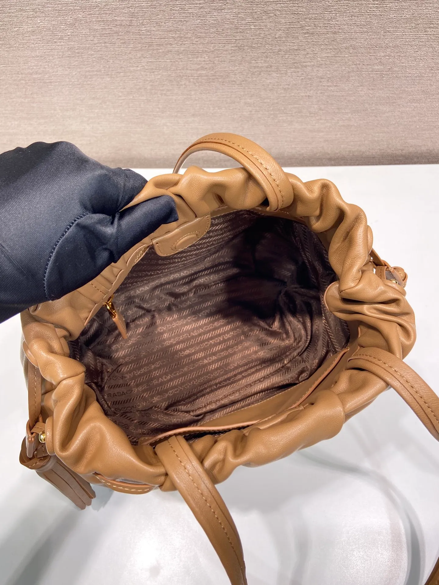 💰1640🎉New lucky bag bag🎉1BG541 lambskin🎉🎉 This lucky bag bag is made of imported lambskin. The bag mouth is drawstring and combed on both sides. The whole bag looks very fashionable, light and casual. The bag mouth is opened and closed with a magnetic buckle. It is equipped with zippers and pockets inside. The upper body effect is very beautiful. Ladies, hurry up and get it. It is another timeless hot style🎉🎉 Length 24x Height 25x Bottom 11cm🎉🎉🎉👏👏👏