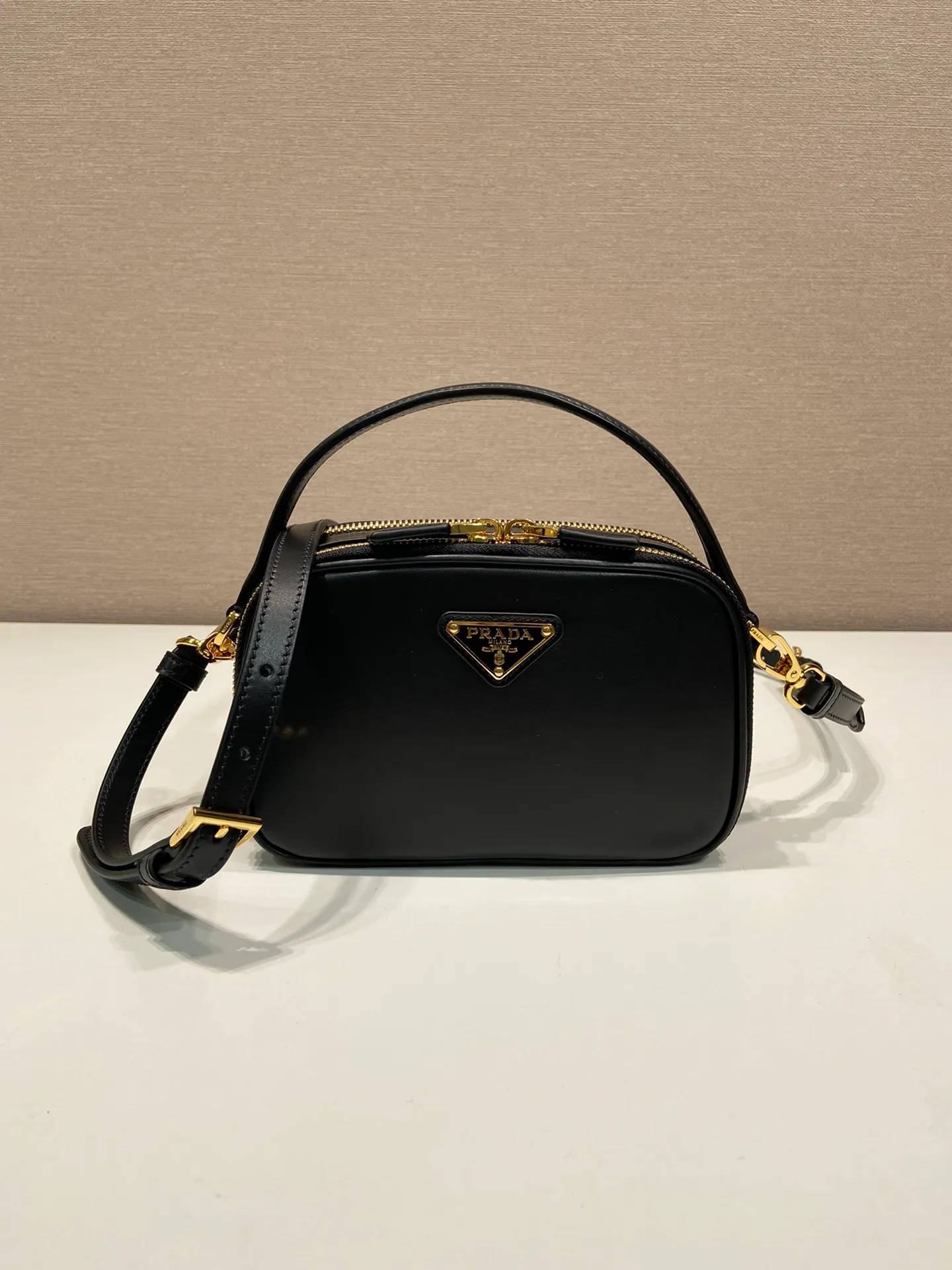 💰1500🎉New style🎉1BH203🎉🎉 This mini handbag is made of calfskin and inner sheepskin to inject vitality. Versatile and structured, it can be carried by hand or carried over the shoulder with the detachable shoulder strap, and features a double zip top and embellished with an enameled triangle logo in metal. Large capacity space, beautiful upper body effect🎉🎉 Length 18.5x height 13x bottom 6.5cm🎉🎉🎉👏👏👏