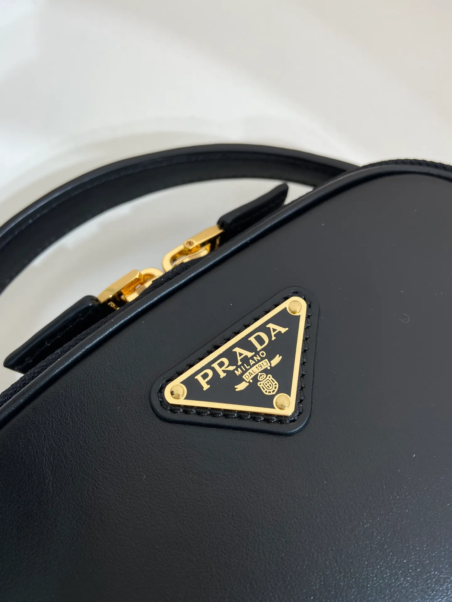 💰1500🎉New style🎉1BH203🎉🎉 This mini handbag is made of calfskin and inner sheepskin to inject vitality. Versatile and structured, it can be carried by hand or carried over the shoulder with the detachable shoulder strap, and features a double zip top and embellished with an enameled triangle logo in metal. Large capacity space, beautiful upper body effect🎉🎉 Length 18.5x height 13x bottom 6.5cm🎉🎉🎉👏👏👏