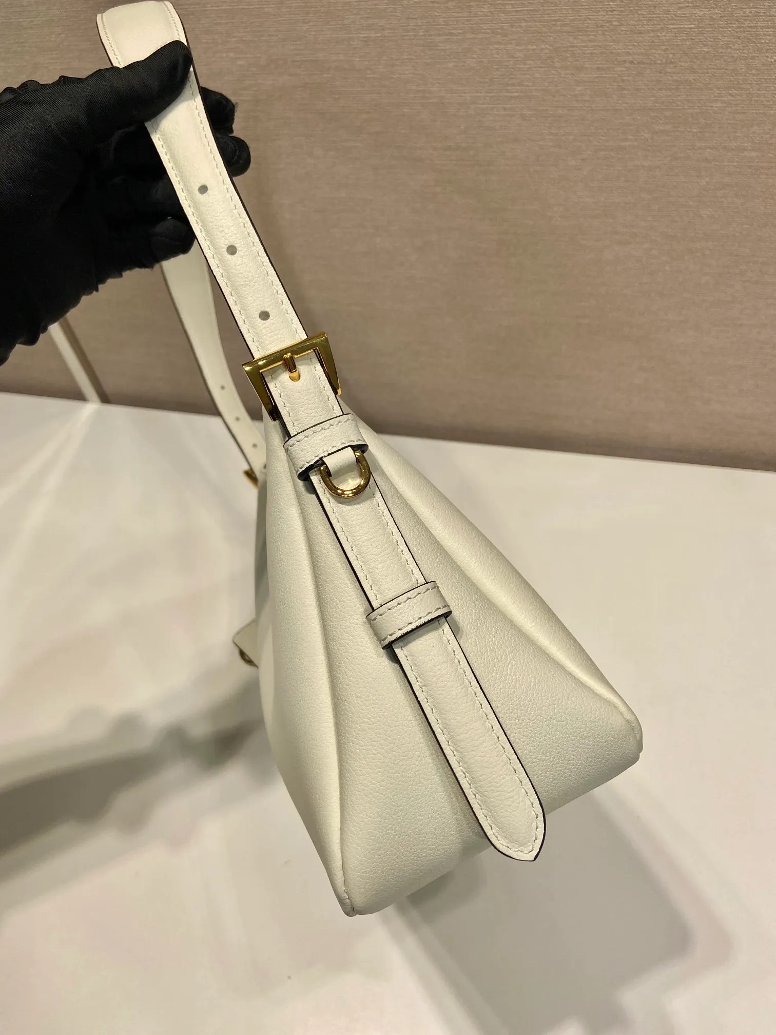 💰1660🎉New Aimee underarm bag🎉1BC229 small🎉🎉 This leather Hobo underarm bag has a simple design and is made of imported calfskin. It has a metal triangular enamel logo on the front and is equipped with a detachable leather shoulder strap. The leather is delicate and soft, practical, lightweight and has a large capacity. 😂😂 High-end and versatile, another fashion hit. Hurry up and get it, it’s so beautiful👏👏 Length 31x Height 18x ​​Bottom 10cm