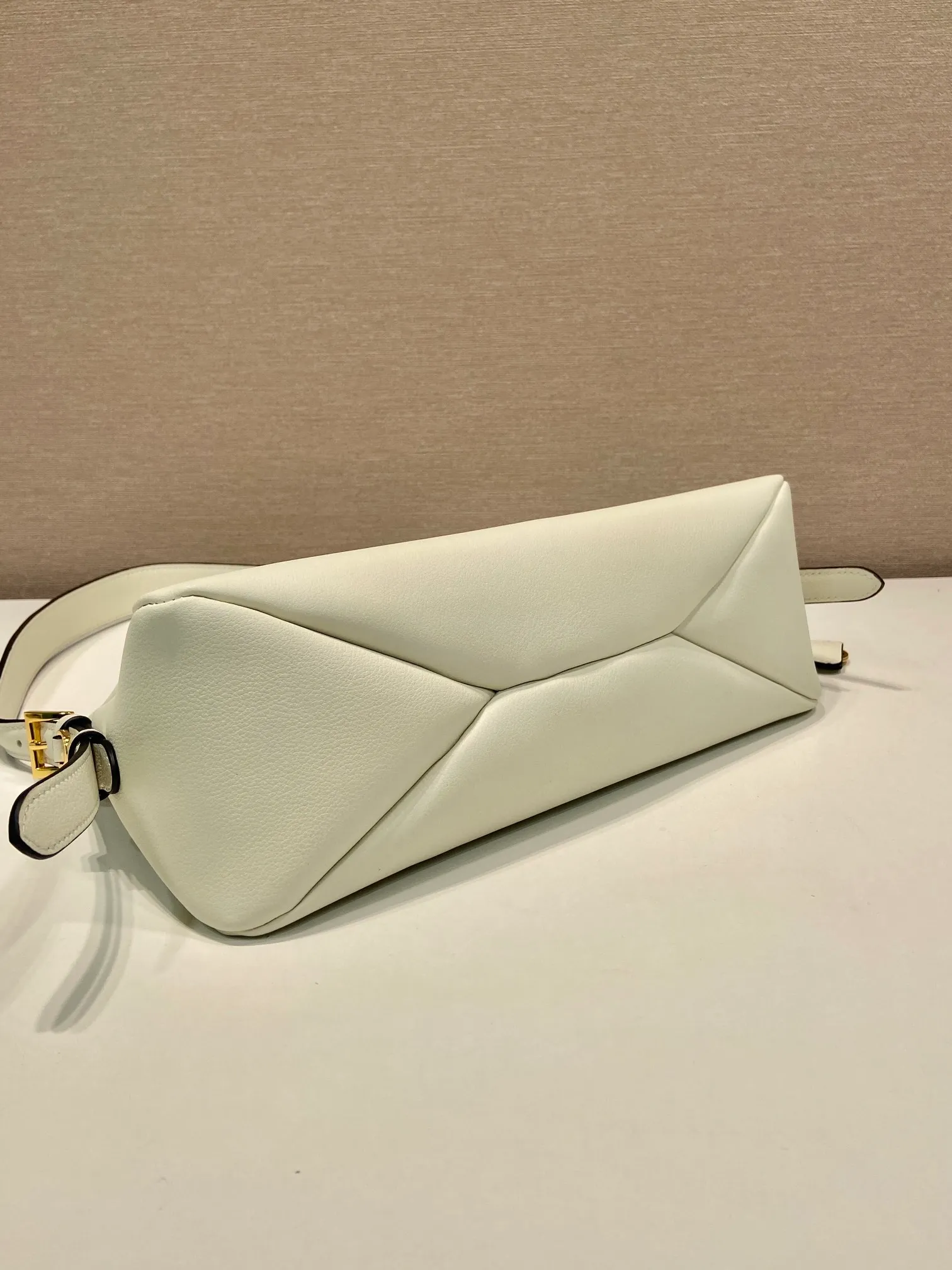 💰1660🎉New Aimee underarm bag🎉1BC229 small🎉🎉 This leather Hobo underarm bag has a simple design and is made of imported calfskin. It has a metal triangular enamel logo on the front and is equipped with a detachable leather shoulder strap. The leather is delicate and soft, practical, lightweight and has a large capacity. 😂😂 High-end and versatile, another fashion hit. Hurry up and get it, it’s so beautiful👏👏 Length 31x Height 18x ​​Bottom 10cm
