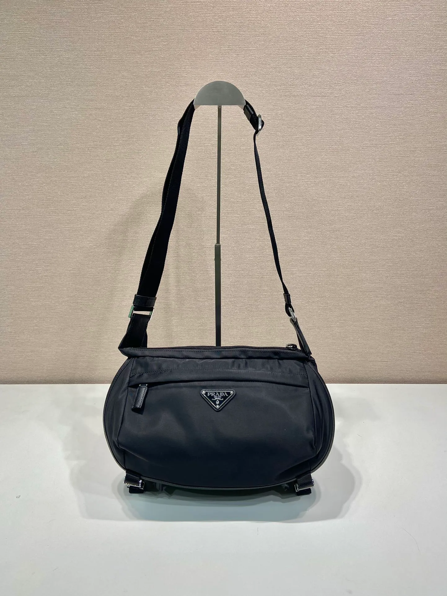 💰1000🎉Classic Messenger Bag🎉2VH994🎉🎉 This clamshell shoulder bag is made of iconic P family materials such as nylon and Saffiano leather. The shoulder bag features internal and external pockets and is embellished with a triangular metal logo, combining functionality with brand style. The upper body effect is very cool😎, simple and elegant😘Hurry up and get it🎉🎉 Length 27x Height 15.5x Bottom 14cm🎉🎉