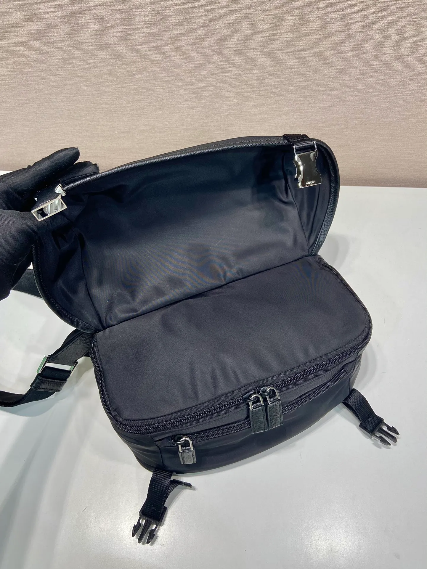 💰1000🎉Classic Messenger Bag🎉2VH994🎉🎉 This clamshell shoulder bag is made of iconic P family materials such as nylon and Saffiano leather. The shoulder bag features internal and external pockets and is embellished with a triangular metal logo, combining functionality with brand style. The upper body effect is very cool😎, simple and elegant😘Hurry up and get it🎉🎉 Length 27x Height 15.5x Bottom 14cm🎉🎉