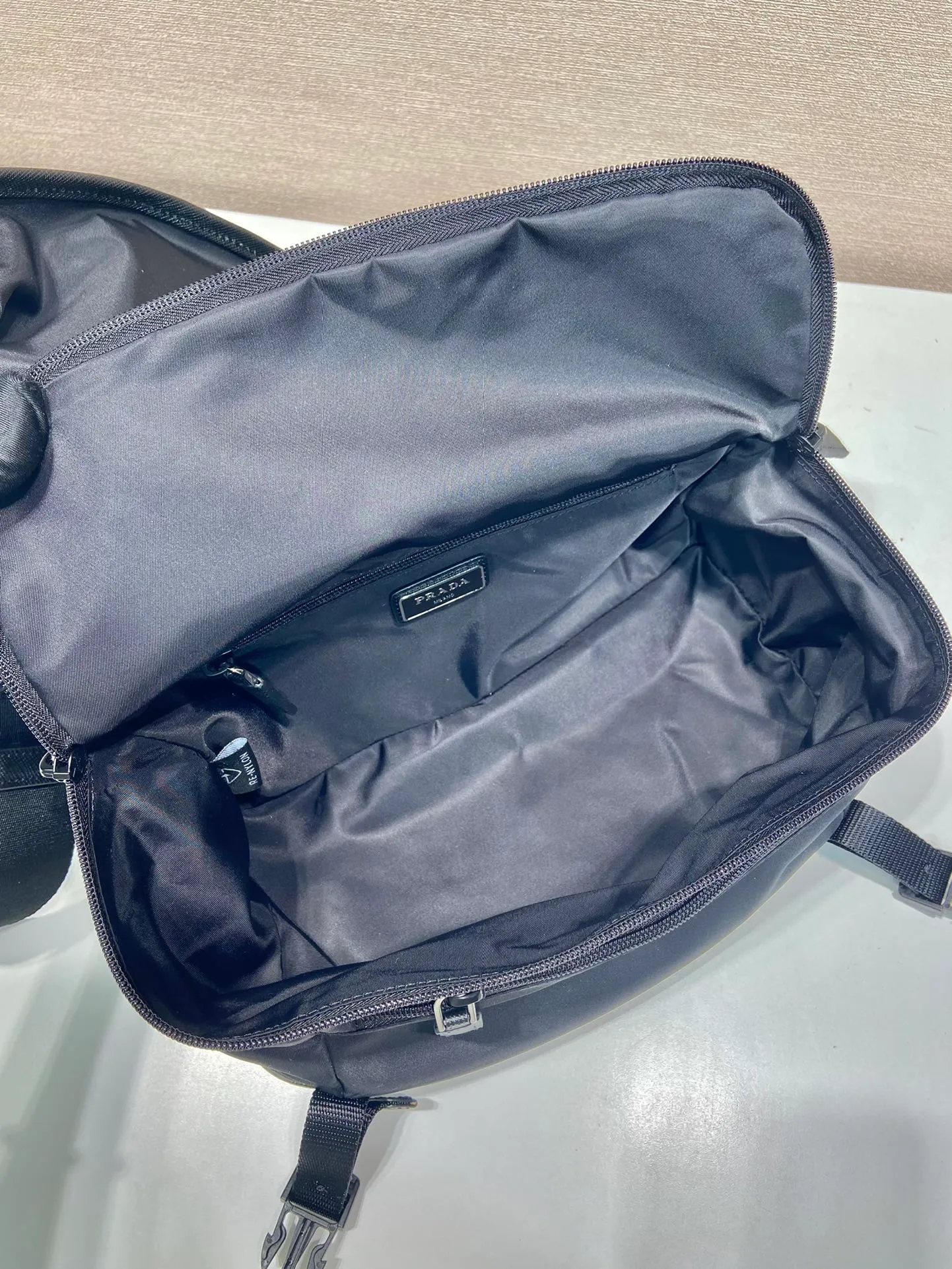 💰1000🎉Classic Messenger Bag🎉2VH994🎉🎉 This clamshell shoulder bag is made of iconic P family materials such as nylon and Saffiano leather. The shoulder bag features internal and external pockets and is embellished with a triangular metal logo, combining functionality with brand style. The upper body effect is very cool😎, simple and elegant😘Hurry up and get it🎉🎉 Length 27x Height 15.5x Bottom 14cm🎉🎉