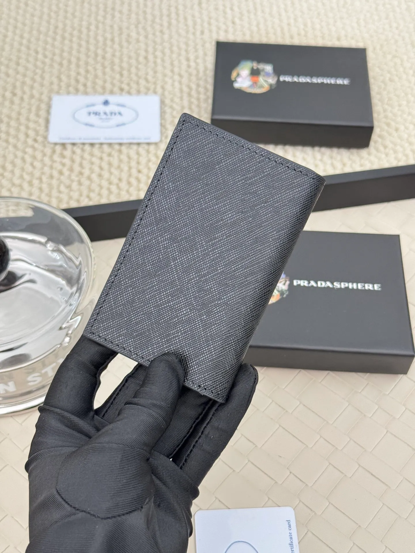 💰120 prada cross pattern unisex card holder, can be placed in pockets, bags, and can be held in hand, made of cross pattern imported calfskin, pocket card holder, can hold change, 6 card slots, simple and elegant fashion trend. Model 2MC101, color as shown in the picture, size 11×7cm,