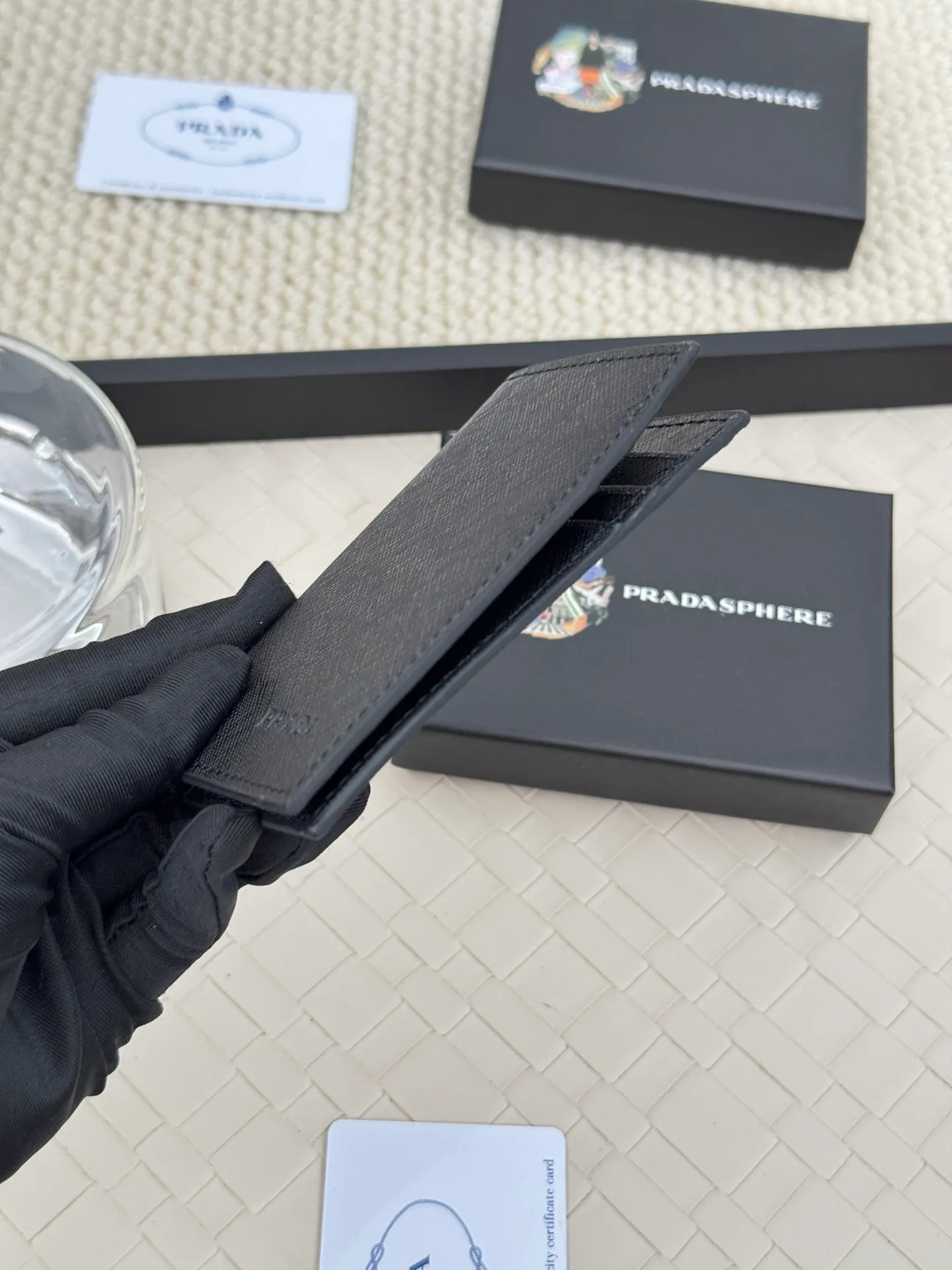 💰120 prada cross pattern unisex card holder, can be placed in pockets, bags, and can be held in hand, made of cross pattern imported calfskin, pocket card holder, can hold change, 6 card slots, simple and elegant fashion trend. Model 2MC101, color as shown in the picture, size 11×7cm,