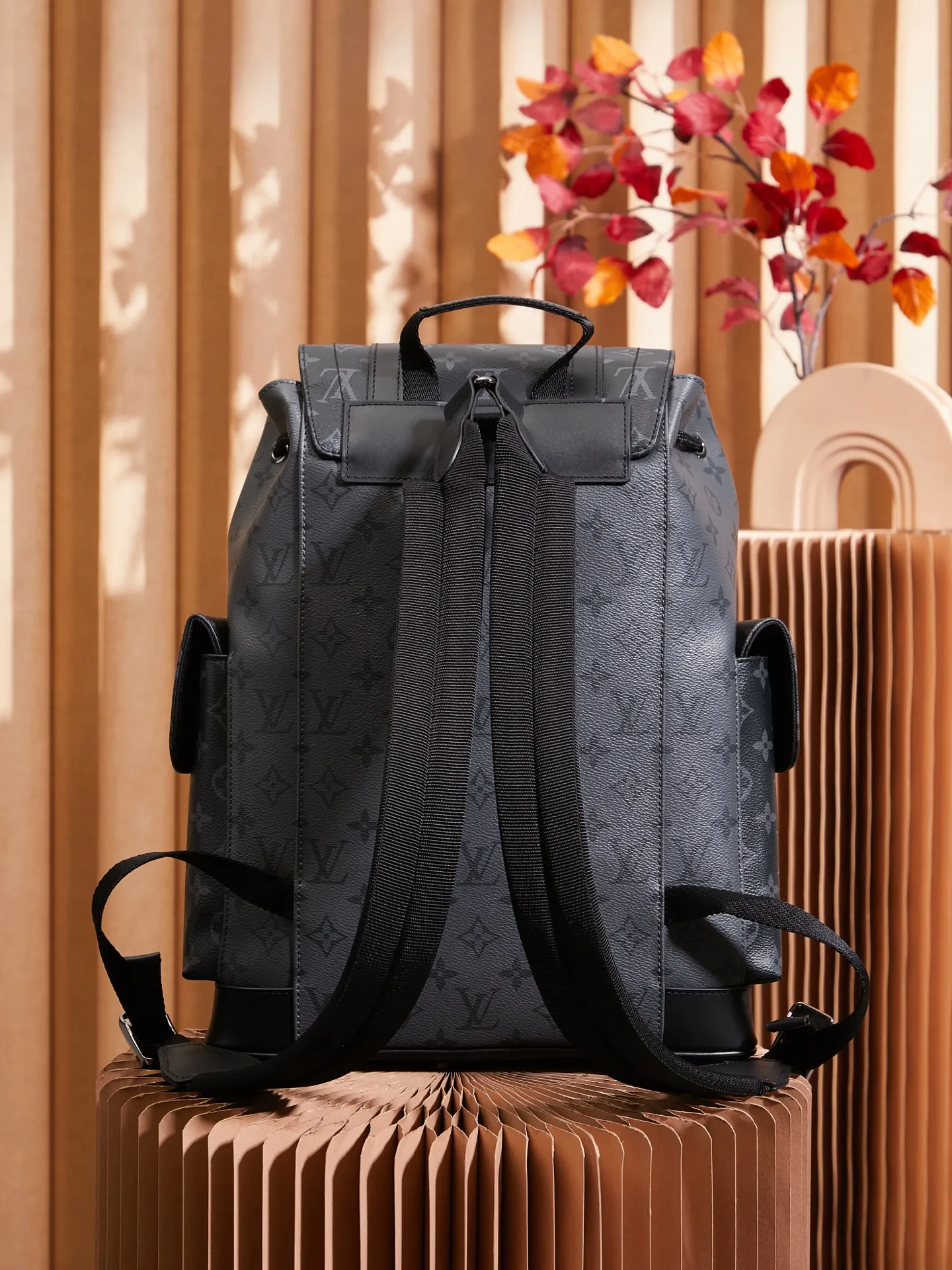 P¥920👉nfc dynamic chip version👈【Top inspection-free pure steel hardware】𝐂𝐇𝐑𝐈𝐒𝐓𝐎𝐏𝐇𝐄𝐑 Small backpack series m46331 inspection-free version ✔️Size: 32*39*12cm 𝒄𝒉𝒓𝒊𝒔𝒕𝒐 𝒑𝒉𝒆𝒓Small size series! A unisex backpack, a daily bag that is very suitable for outdoor use. Its attractive design style is quite tasteful and can easily meet the daily travel capacity. It can hold laptops, books, documents, etc., and the flap closure snaps and drawstrings are more layered and retro. It is an almost versatile bag shape! This model has a high utilization rate and is a must-have for daily commuting and traveling. It doesn��t matter how tall you are!